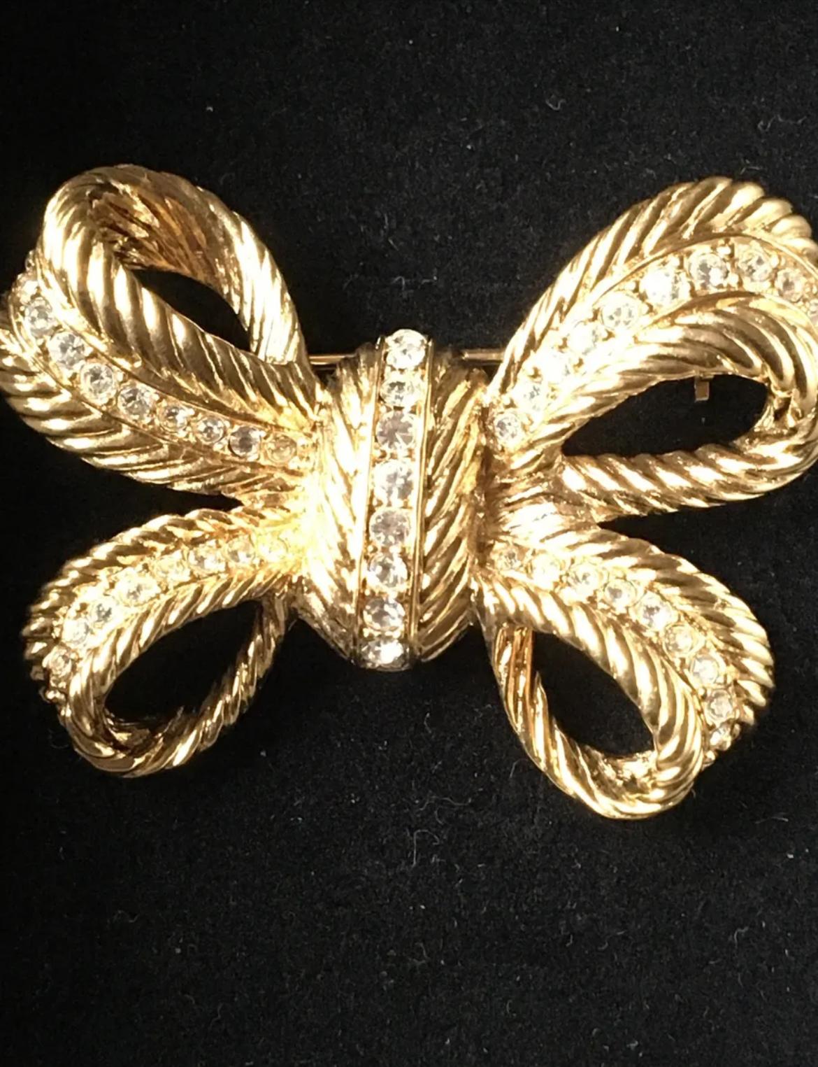 Christian Dior Beautiful Vintage gold plated Swarovski crystals Bow design Brooch.


This is Stunning brooch with textured detailing and adorned with crystals.


So very pretty , decorated with beautiful Diamanté sparkling Swarovski crystals, which