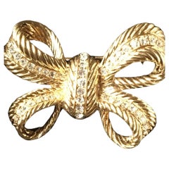 Christian Dior Broche vintage en métal doré avec nœud en cristaux Swarovski