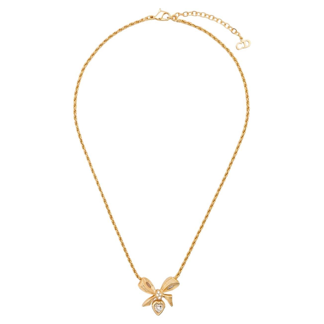 Christian Dior Goldfarbene Schleifen-Anhänger-Halskette im Angebot