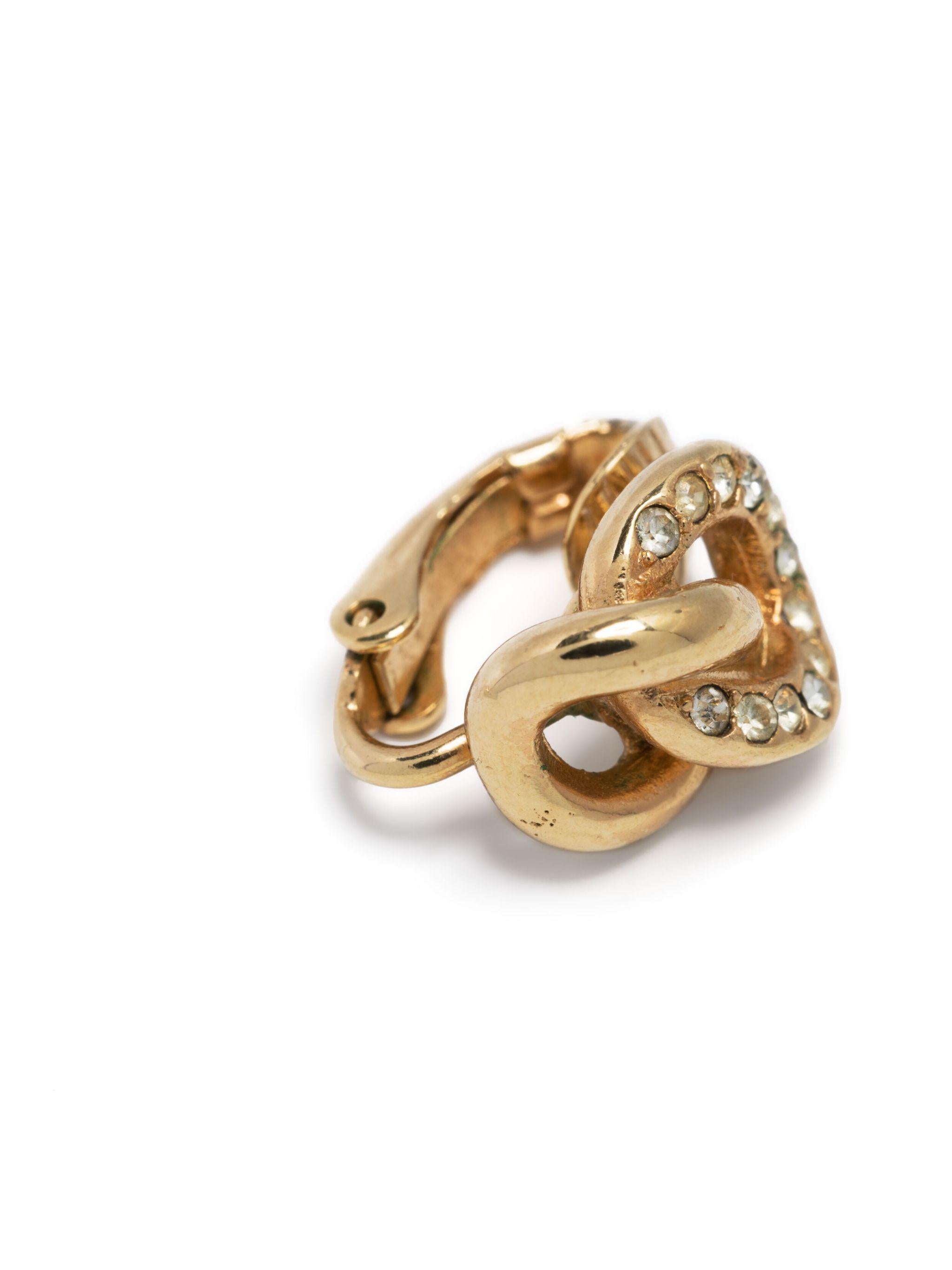 Christian Dior gold-tone chain-link small clip-on earrings featuring chunky chain-link motif, strass rhinestone embellishment, a back clip on, and a back plaque pitted. These earrings come as a pair.
Circa: 1990s
Maxi Length: 0.6in (1.5cm)
Width