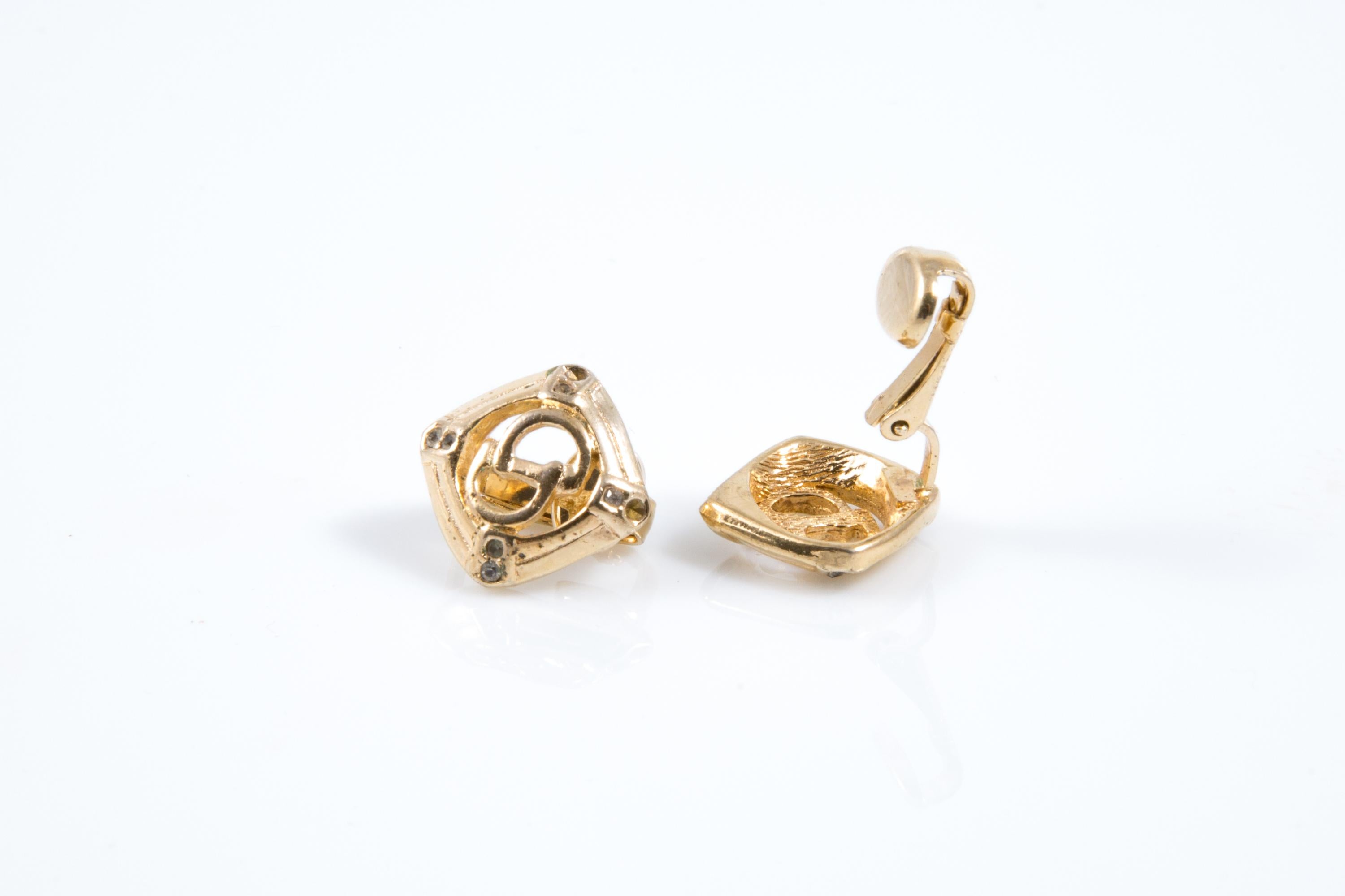 Donna Orecchini a clip in oro di Christian Dior in vendita