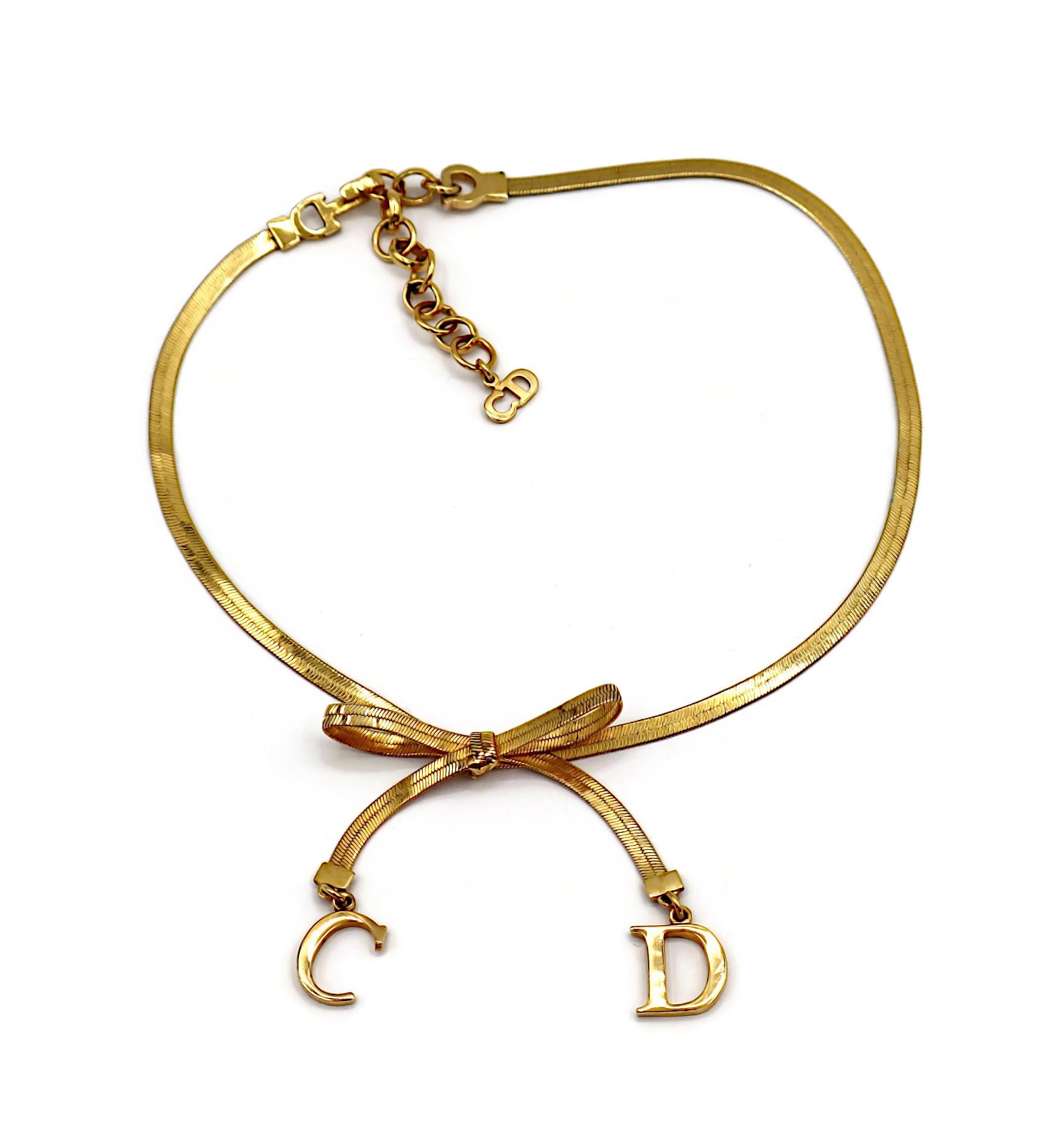 CHRISTIAN DIOR Gold Tone Flat Herringbone Bow CD Logo Necklace In Good Condition In Nice, FR
