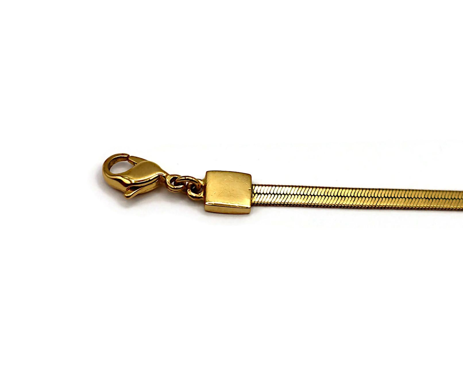 CHRISTIAN DIOR Goldfarbene flache Fischgrät-Halskette mit D-Anhänger, CHRISTIAN DIOR Damen im Angebot