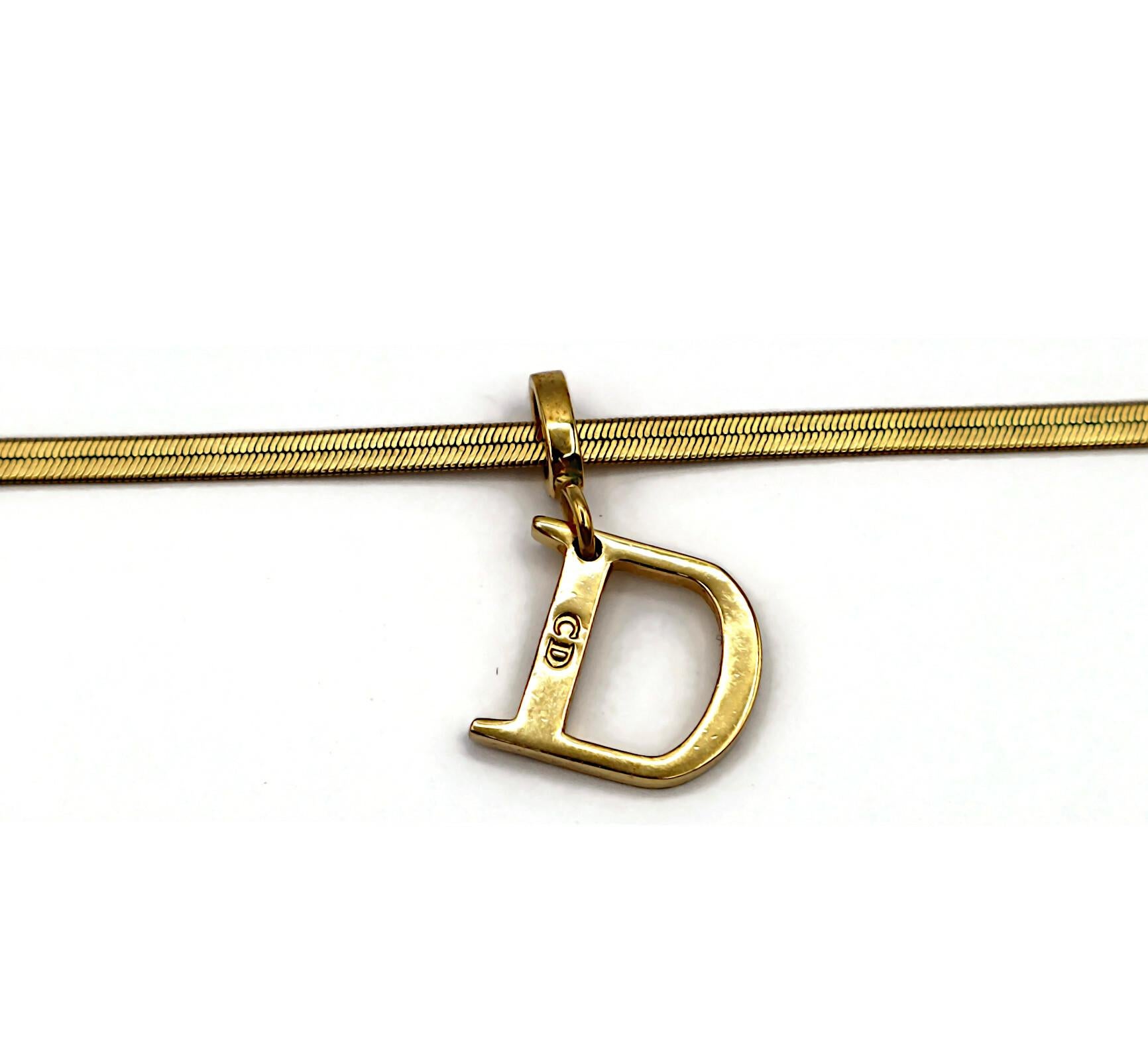 CHRISTIAN DIOR Goldfarbene flache Fischgrät-Halskette mit D-Anhänger, CHRISTIAN DIOR im Angebot 2