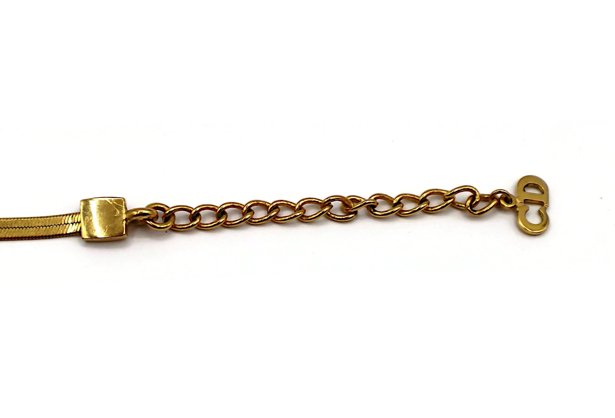 CHRISTIAN DIOR Goldfarbene flache Fischgrät-Halskette mit D-Anhänger, CHRISTIAN DIOR im Angebot 4