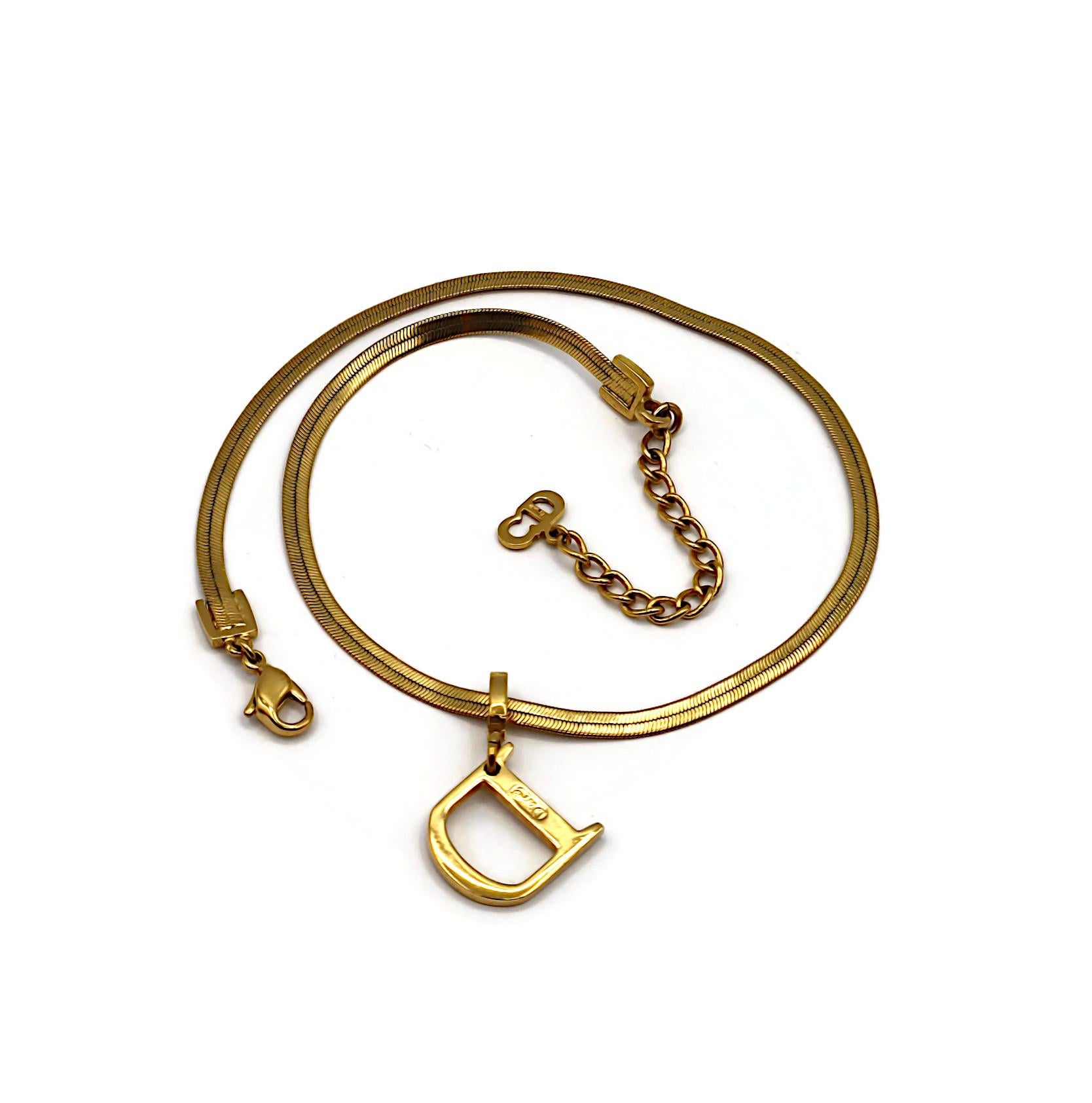 CHRISTIAN DIOR Goldfarbene flache Fischgrät-Halskette mit D-Anhänger, CHRISTIAN DIOR im Angebot 6