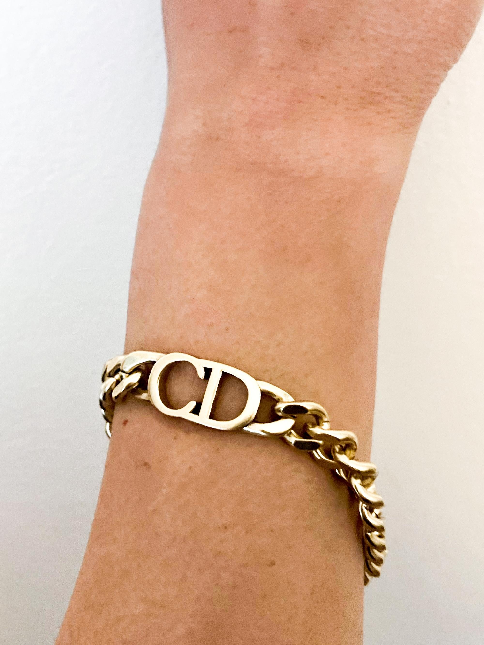 Christian Dior - Bracelet à large chaîne CD en or Bon état - En vente à Paris, FR