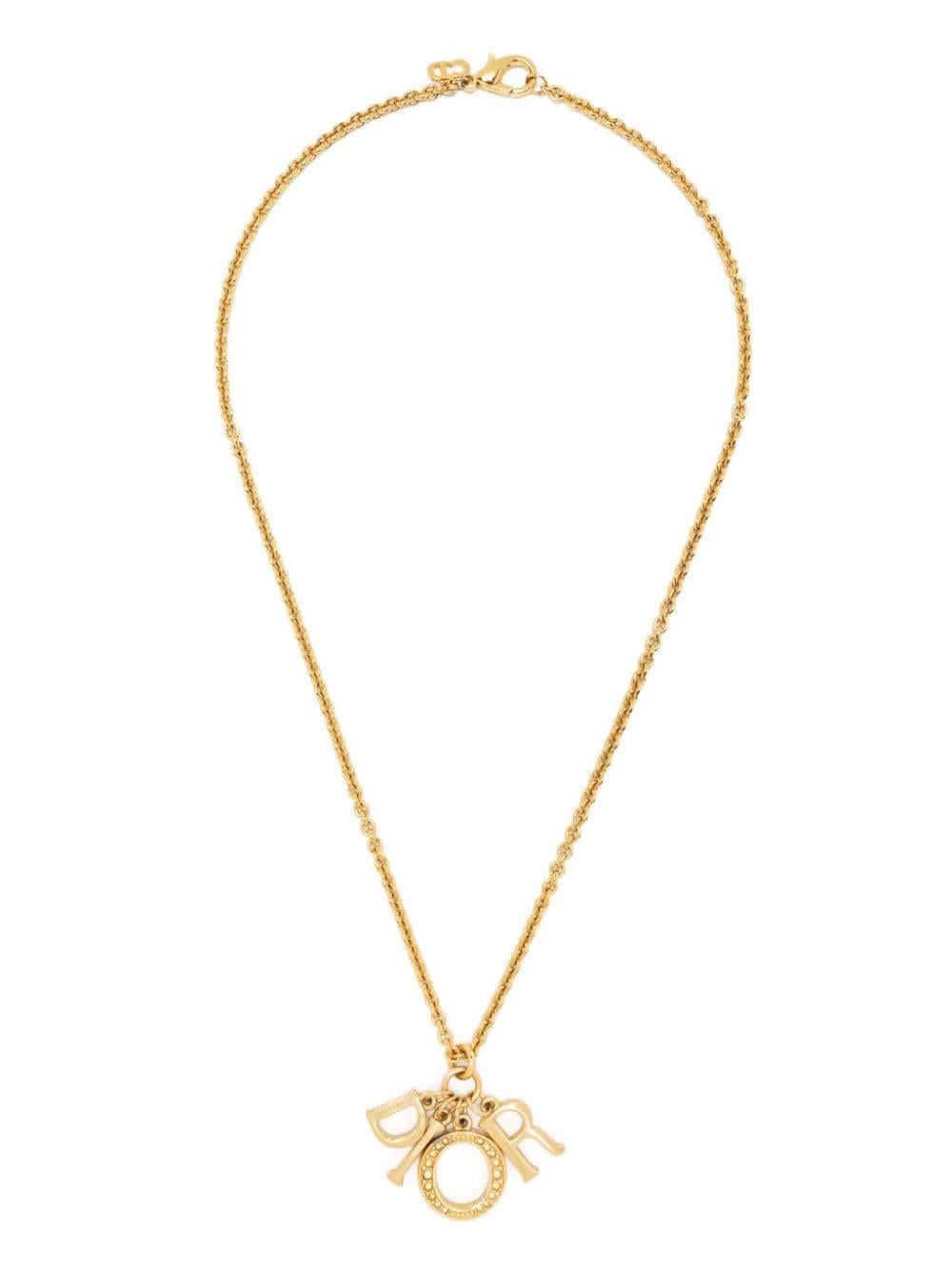 Goldfarbene, polierte Christian Dior-Halskette mit Logo-Buchstaben-Anhänger, Strassverzierung, signiertem CD-Logo-Charme, Kabelkette und Karabinerverschluss.
Länge 20,1 Zoll (51 cm)
Anhänger Länge 1.5in ( 4cm)
CIRCA: 2000er Jahre
In gutem