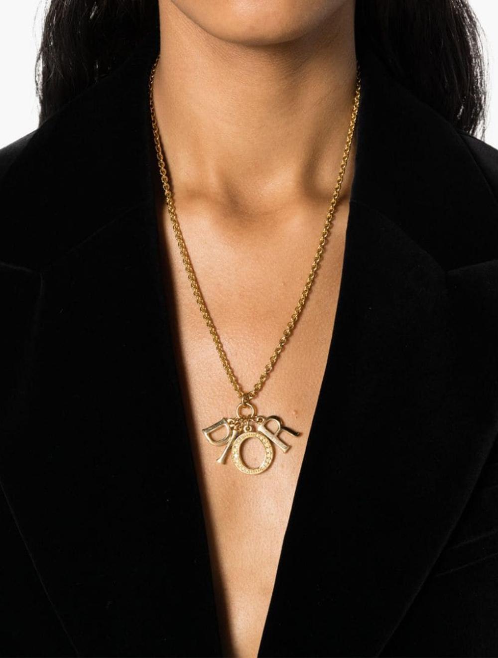 Christian Dior Goldfarbene Logo-Letters-Halskette mit Logo-Anhängern im Zustand „Gut“ im Angebot in Paris, FR