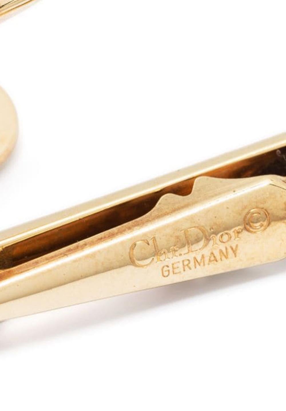 Christian Dior Goldfarbene Manschettenknöpfe und Krawattenklammer-Set mit Logo-Stempel im Zustand „Gut“ in Paris, FR