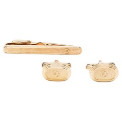 Christian Dior Goldfarbene Manschettenknöpfe und Krawattenklammer-Set mit Logo-Stempel