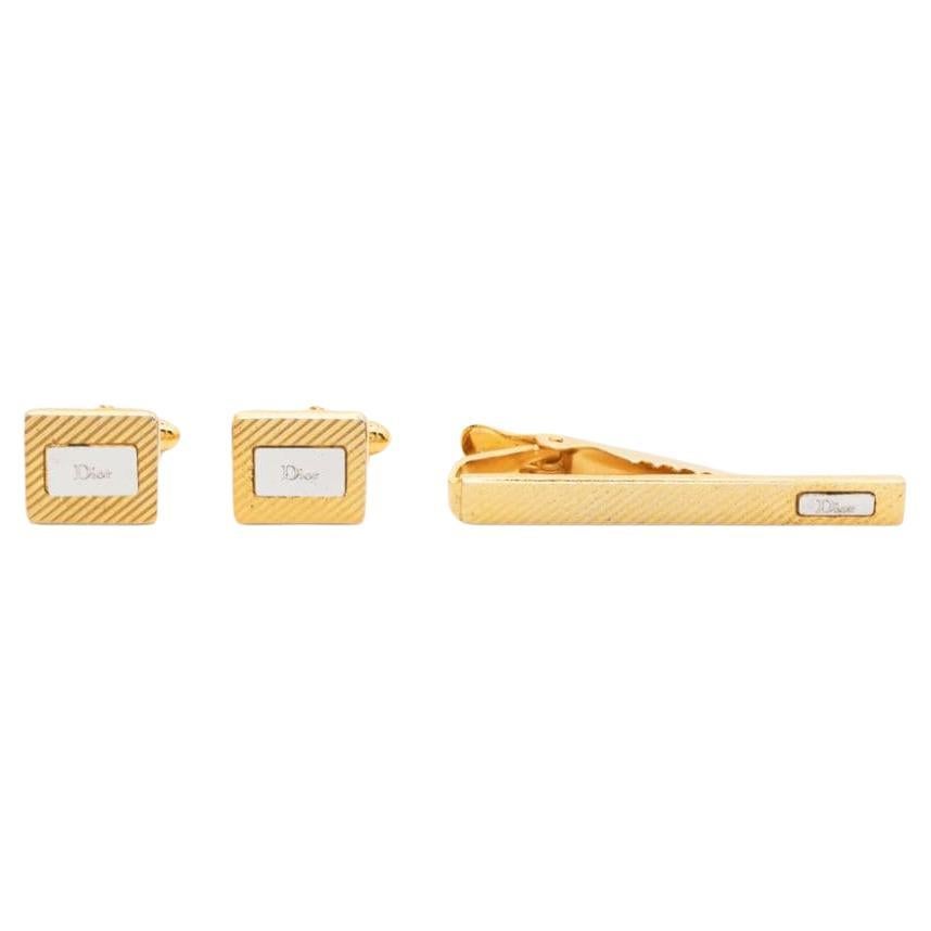 Christian Dior Gold Tone Logo Stempel Krawattenklammer und Manschettenknöpfe Set im Angebot
