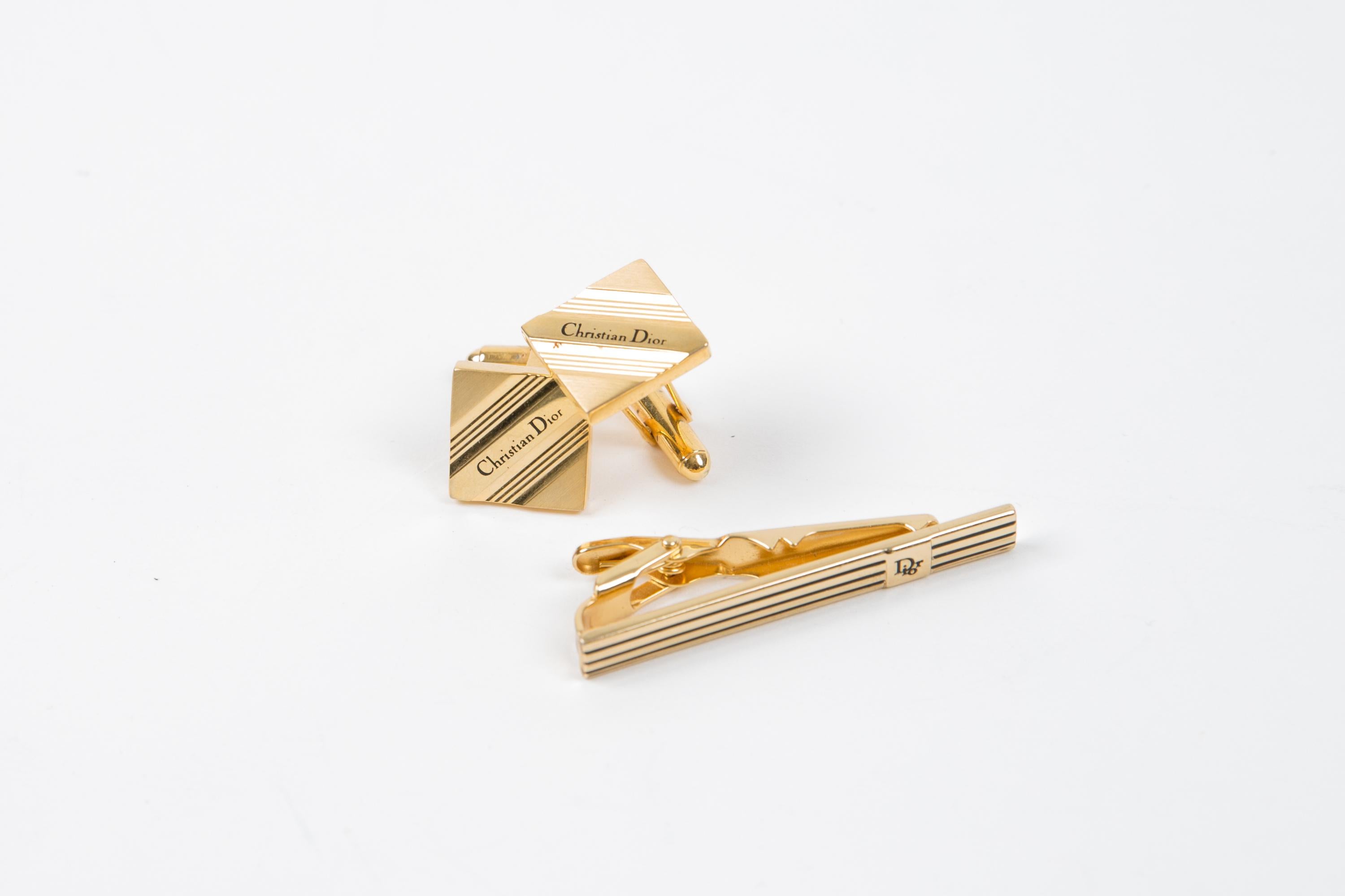Christian Dior Gold Tone Logo Krawattenklammer und Manschettenknöpfe Set im Angebot 1