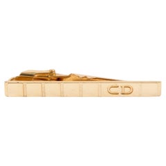 Lazo con logotipo en tono dorado de Christian Dior