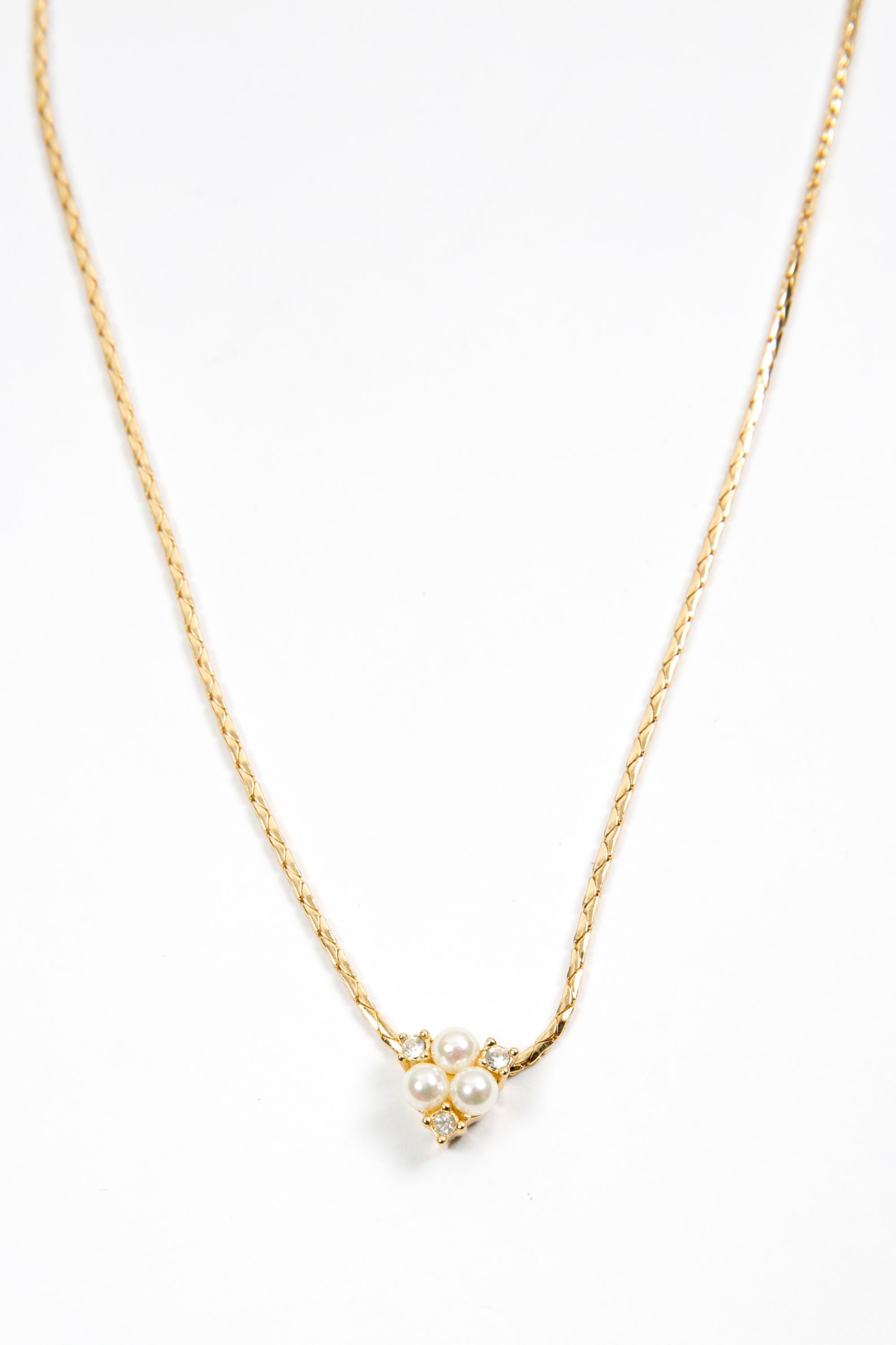 Christian Dior Collana in tonalità oro con catena sottile, medaglia centrale con strass e perle finte, chiusura con logo.  
Lunghezza: 41 cm (16,50 pollici)
Circa: anni '80
In buone condizioni vintage. Prodotto in Francia.
Vi garantiamo che