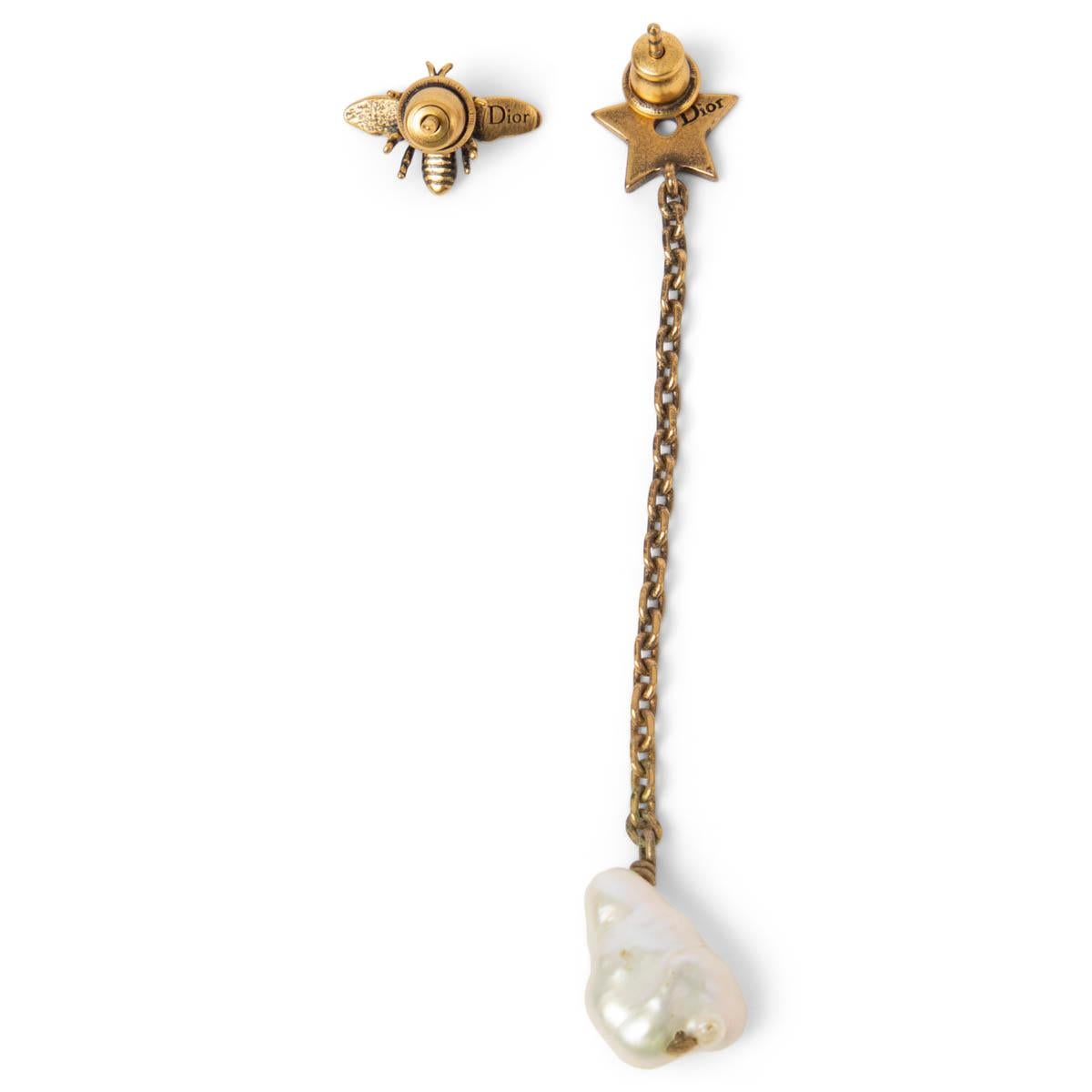 100% authentische Ohrringe von Christian Dior aus gealtertem goldfarbenem Metall. Der eine ist ein Bienenstecker, der andere ein Stern-Ohrring mit CD-Perlenimitat. Sie wurden getragen und sind in ausgezeichnetem Zustand.

Messungen
Breite	0.9cm