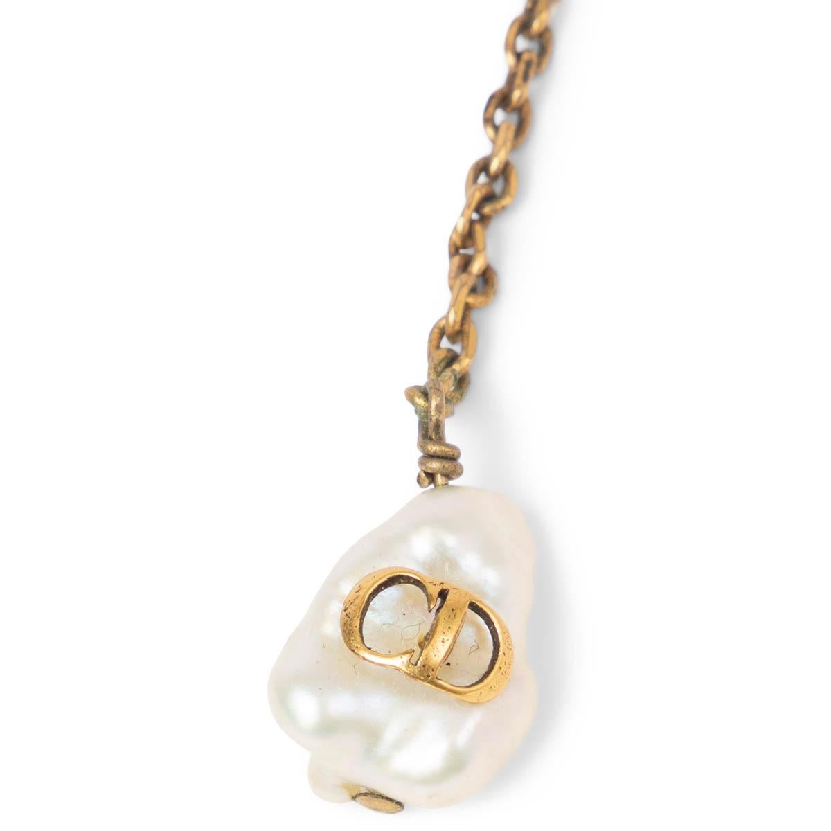 CHRISTIAN DIOR Orecchini con catene di perle e borchie BEE in tonalità oro in vendita 3