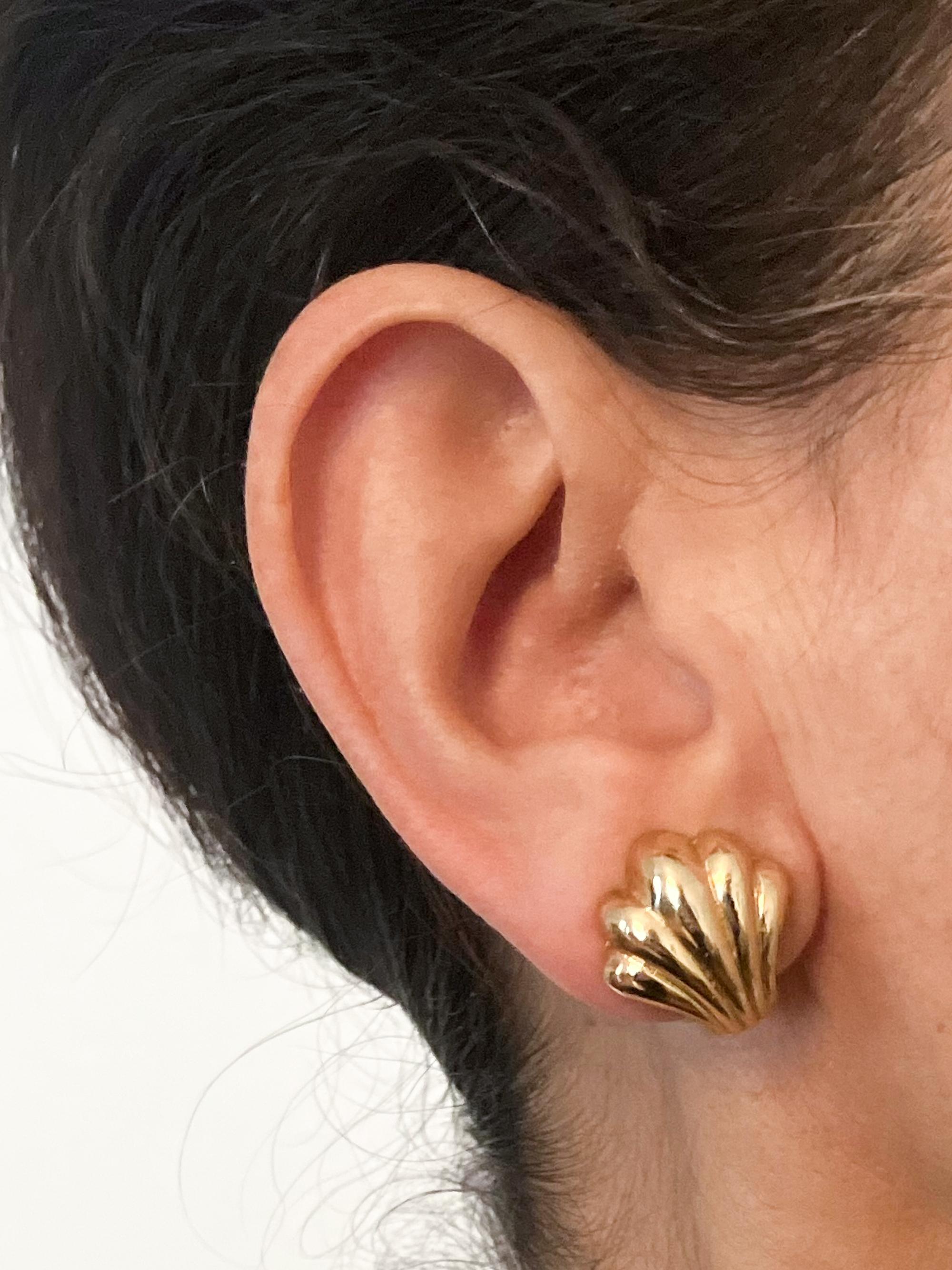 Orecchini a clip con conchiglia in tonalità oro di Christian Dior con forma a conchiglia e placca posteriore bucherellata. 
Vengono forniti in coppia. 
In buone condizioni vintage. Prodotto in Francia
Circa: anni '90
Lunghezza massima: 2 cm (0,8