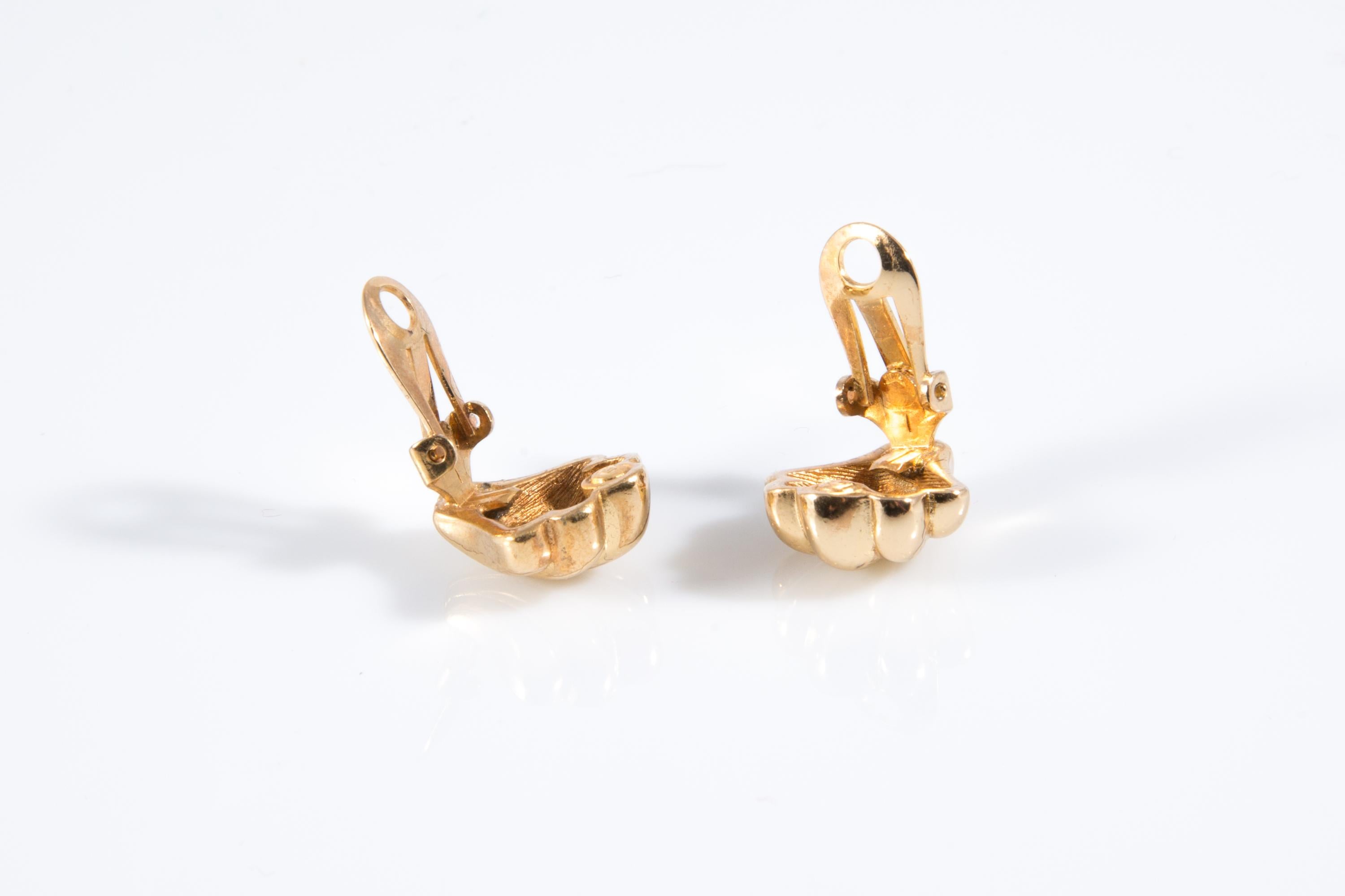Orecchini a clip con conchiglia in tonalità oro di Christian Dior in vendita 1