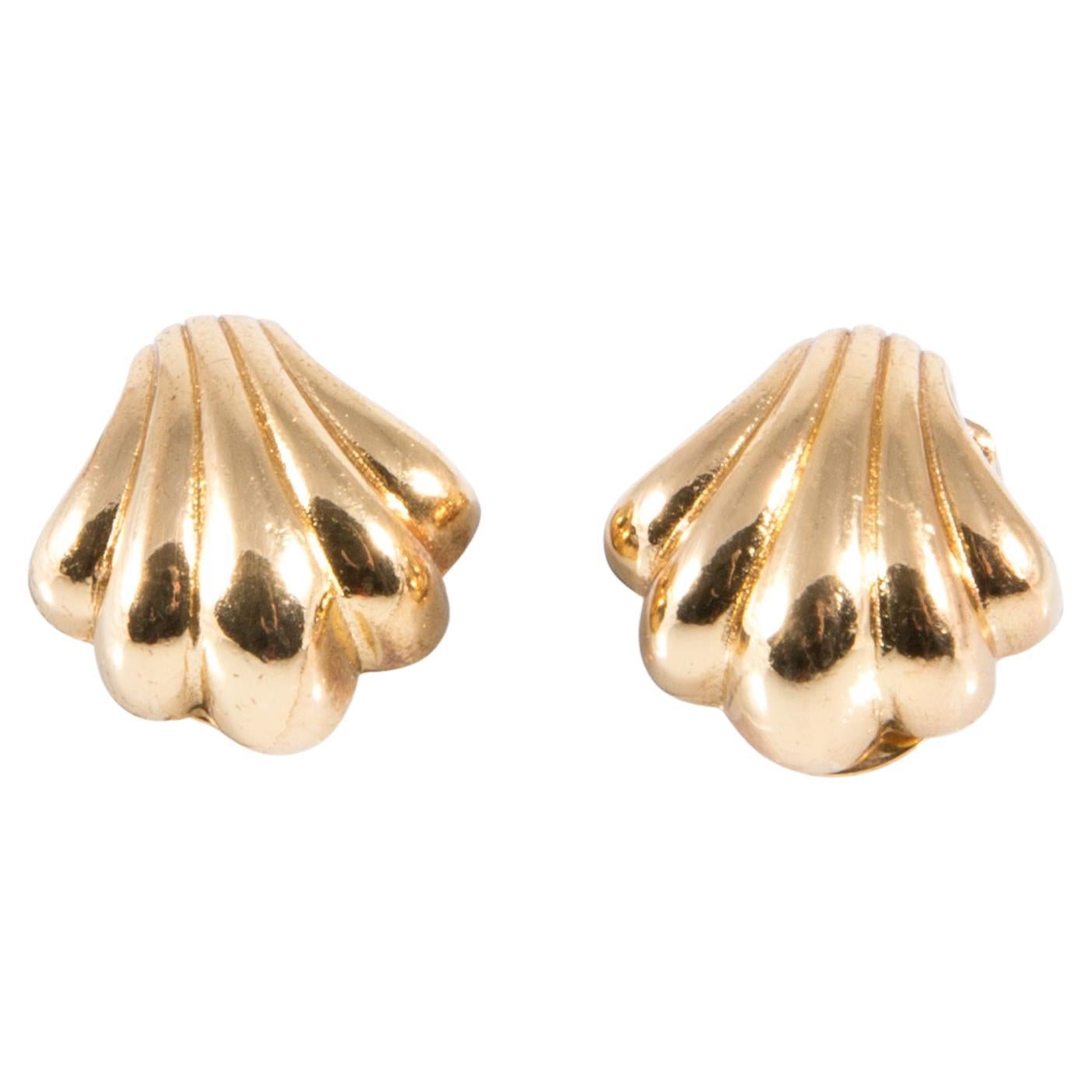 Orecchini a clip con conchiglia in tonalità oro di Christian Dior in vendita