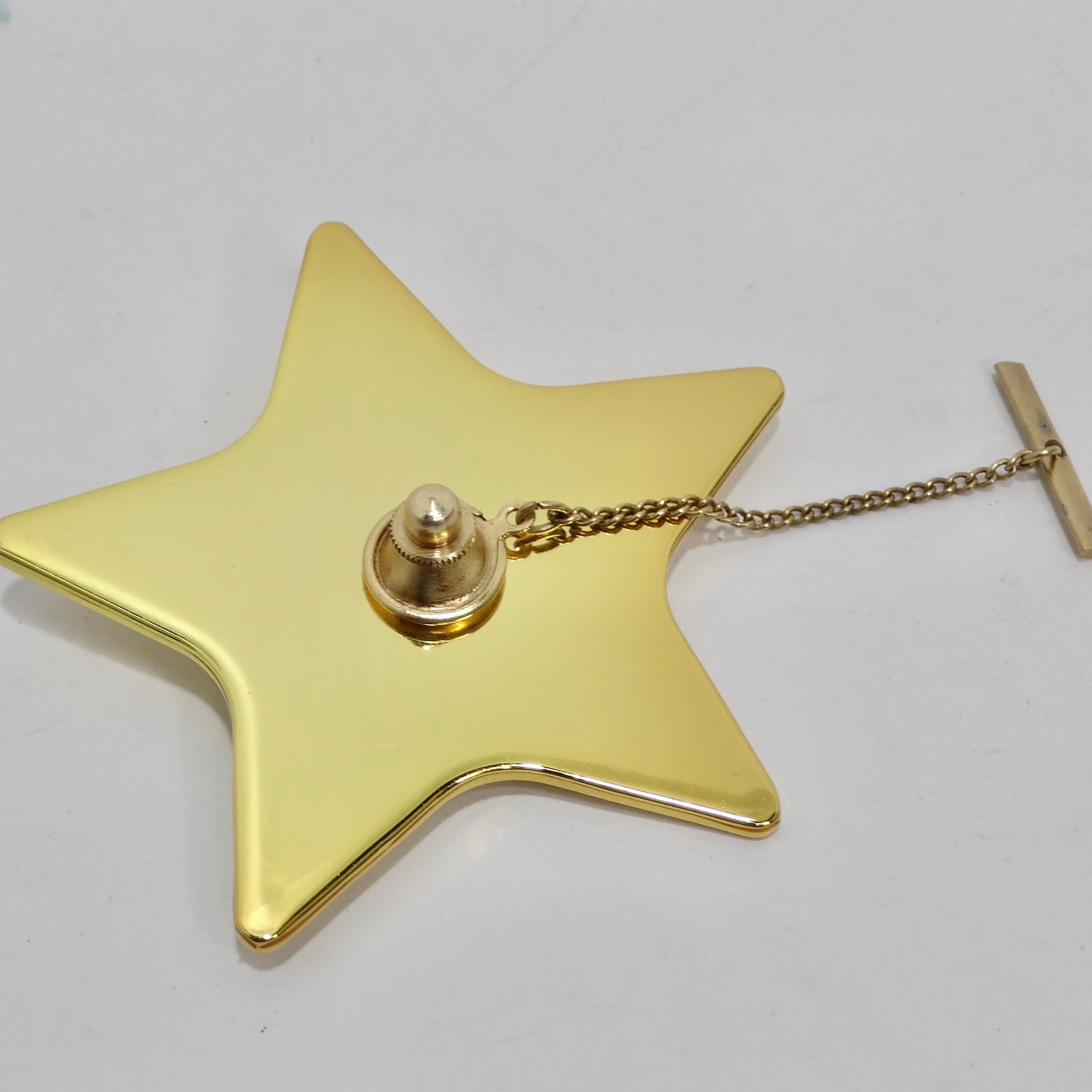 Christian Dior Goldfarbene Stern-Anstecknadel für Damen oder Herren im Angebot