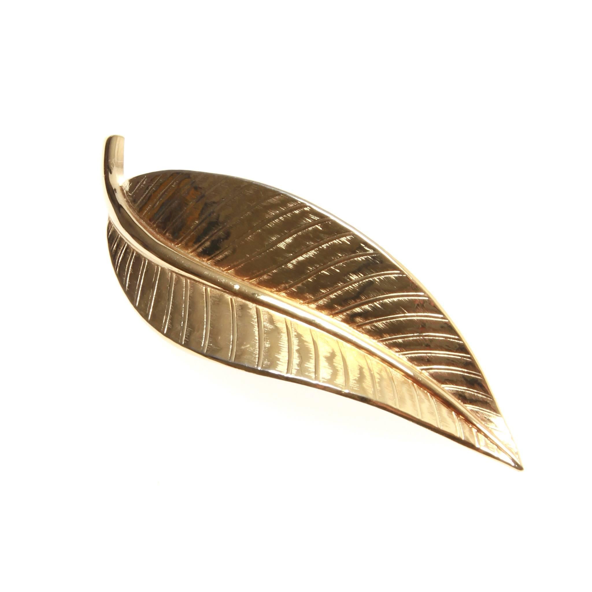 An elegant, vintage Christian Dior gold-tone patterned leaf brooch.

Roll needle closure. Made in Germany. 

