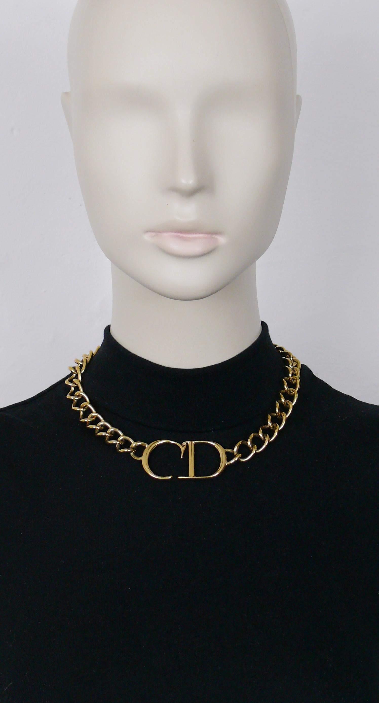 CHRISTIAN DIOR gold toned chain necklace featuring a CD logo.

Hook clasp closure.
Adjustable length.

Embossed DIOR ©.

Indicative measurements : max. wearable length approx. 46 cm (18.11 inches)  / link width approx. 1.3 cm (0.51 inch) / ID tag