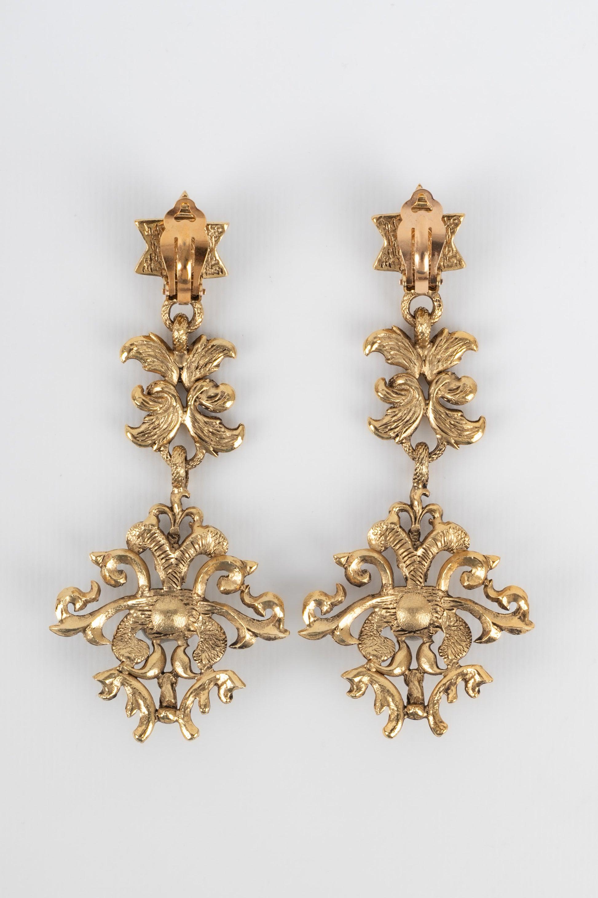 Dior - Impressive golden metal earrings.

Additional information:
Condition: Very good condition
Dimensions: Length: 11.5 cm

Seller Reference: BO213