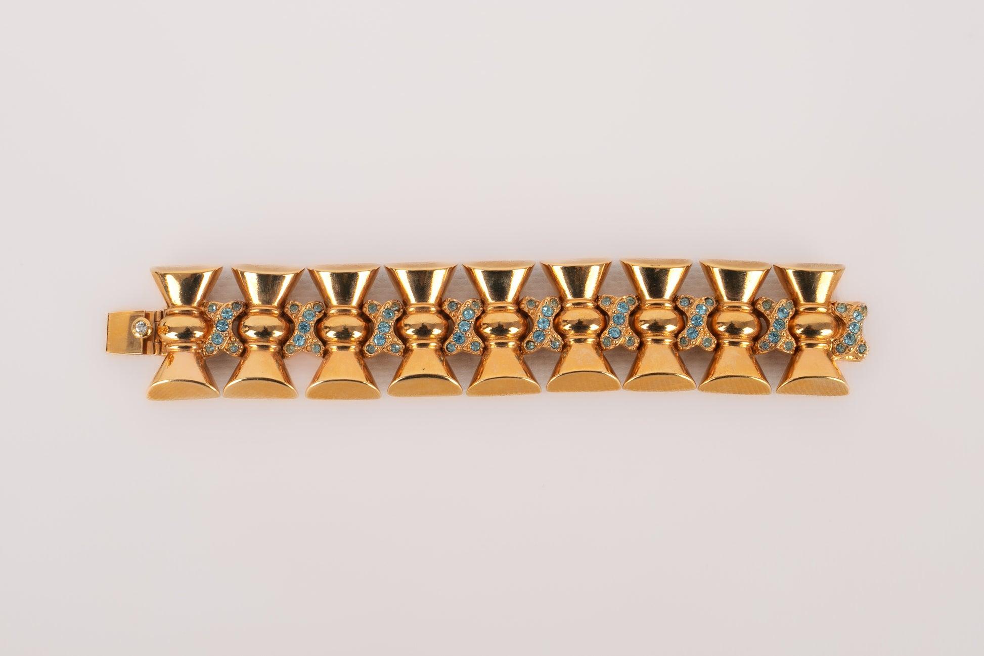 DIOR - Golden metal articulated bracelet with blue rhinestones.

Additional information:
Condition: Very good condition
Dimensions: Length: 17 cm

Seller Reference: BRA108