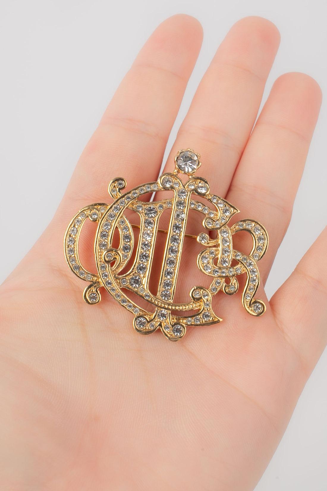 Dior - Golden metal openwork brooch ornamented with rhinestones.

Additional information:
Condition: Very good condition
Dimensions: Length: 5 cm 

Seller Reference: BR177