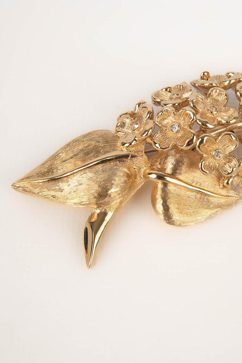 Christian Dior Broche en métal doré Pour femmes en vente
