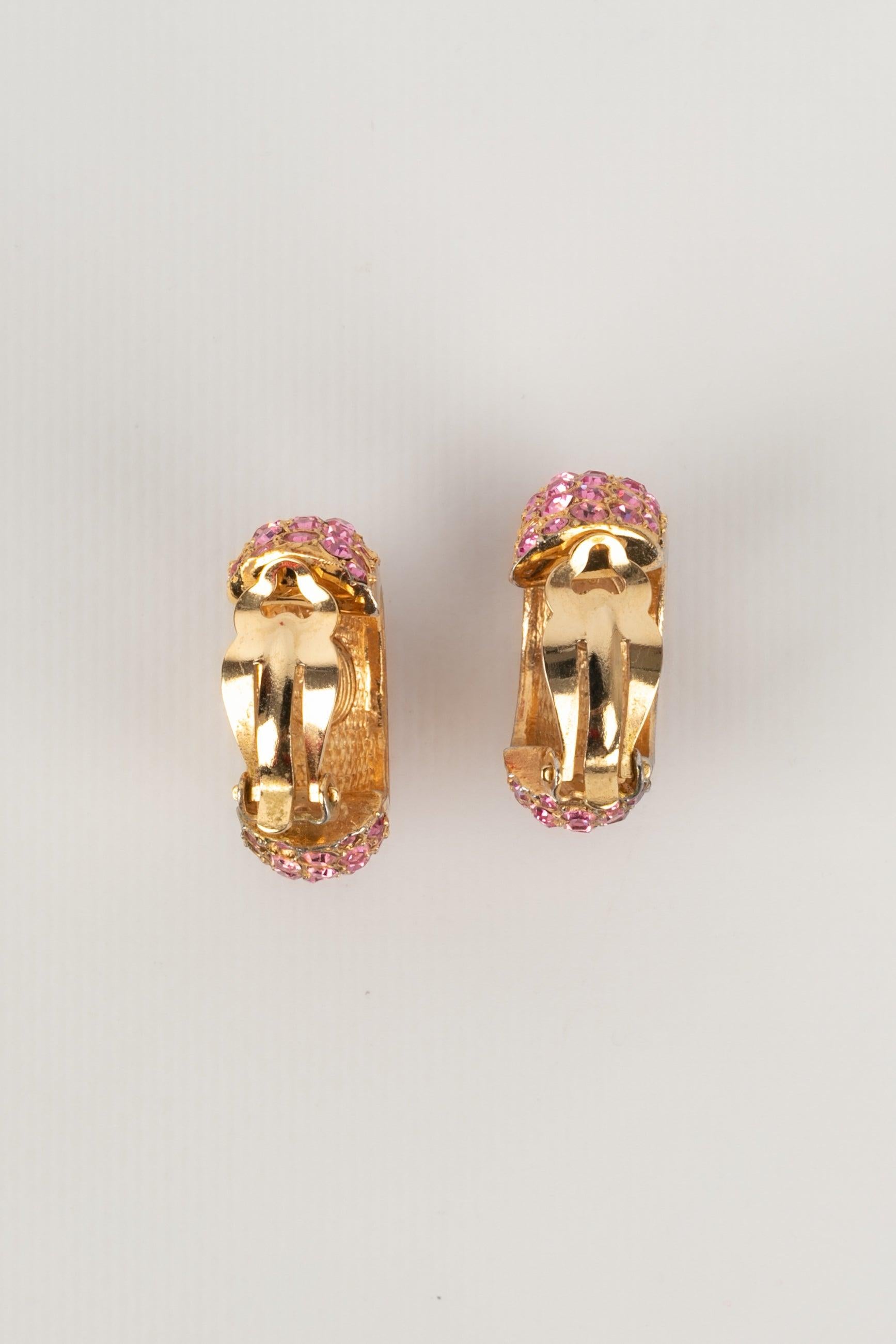 Christian Dior - Golden metal clip-on earrings ornamented with pink rhinestones.

Additional information:
Condition: Very good condition
Dimensions: Height: 3.5 cm

Seller Reference: BO62
