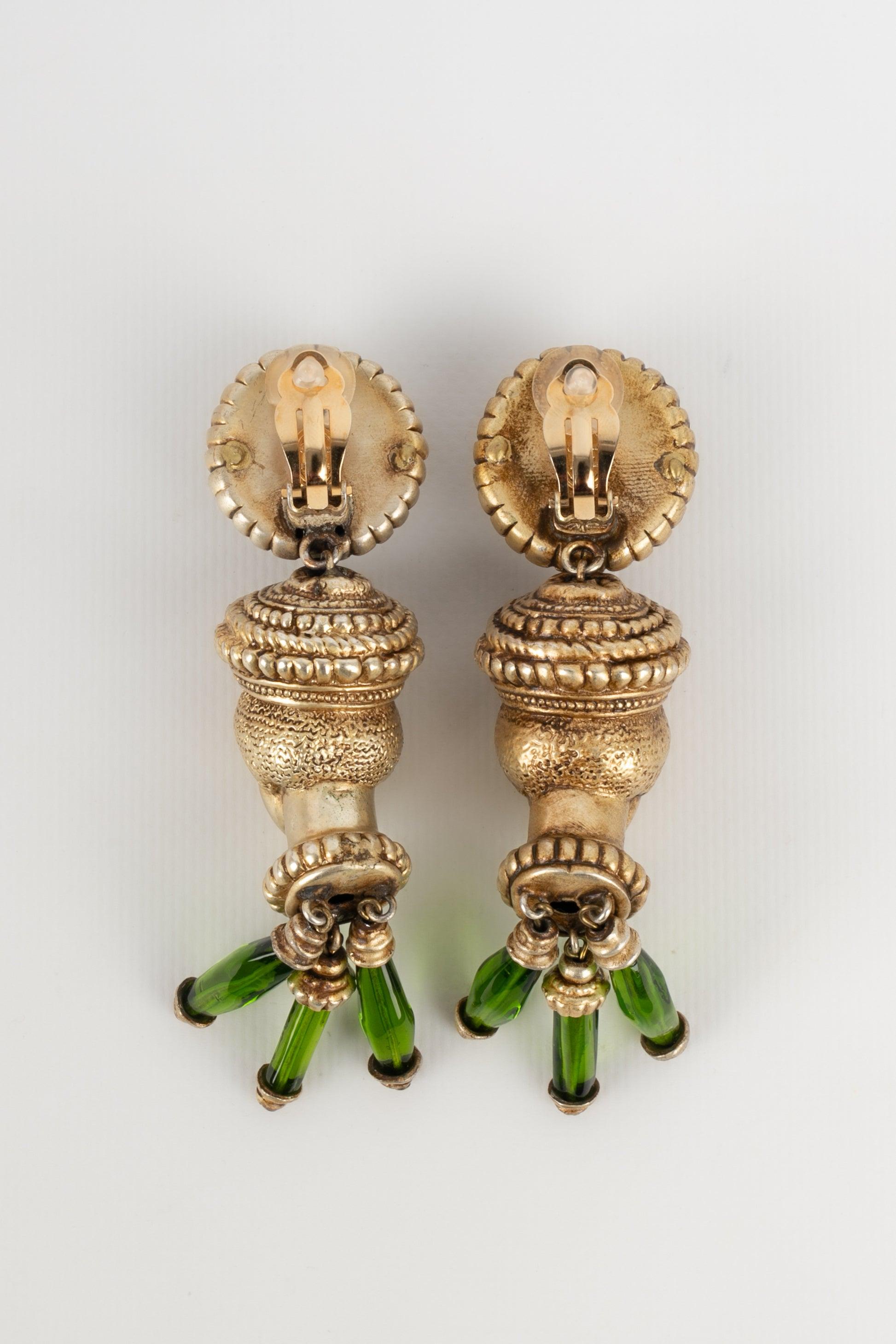 Christian Dior - Golden metal clip-on earrings with glass paste representing a woman's chest. Spring-Summer Haute Couture 2001 Collection.

Additional information:
Condition: Very good condition
Dimensions: Height: 11 cm
Period: 21st Century

Seller