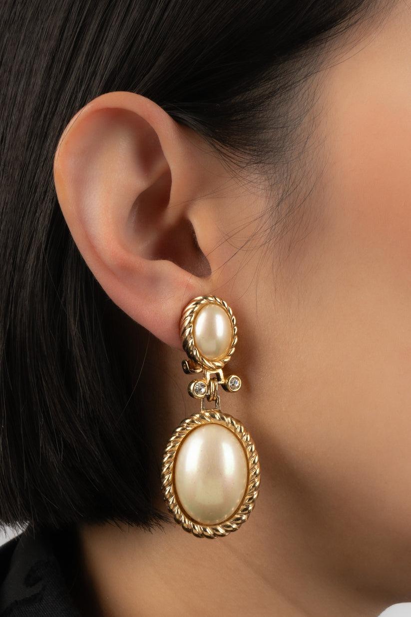 Dior - Boucles d'oreilles clips en métal doré avec cabochons nacrés.

Informations complémentaires :
Condit : Bon état
Dimensions : Longueur : 5.5 cm

Référence du vendeur : BO214