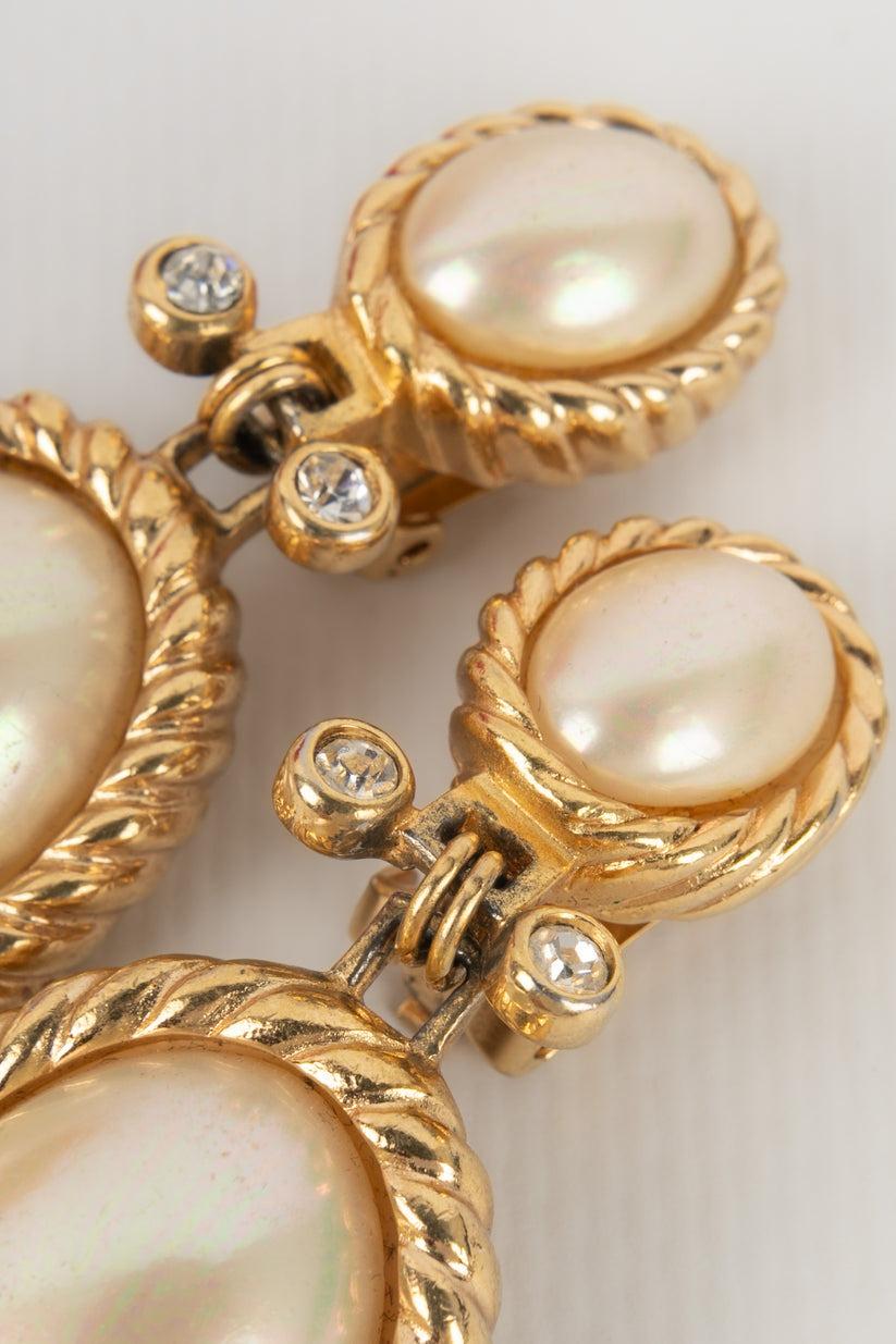 Christian Dior - Boucles d'oreilles à clip en métal doré avec cabochons nacrés en vente 1