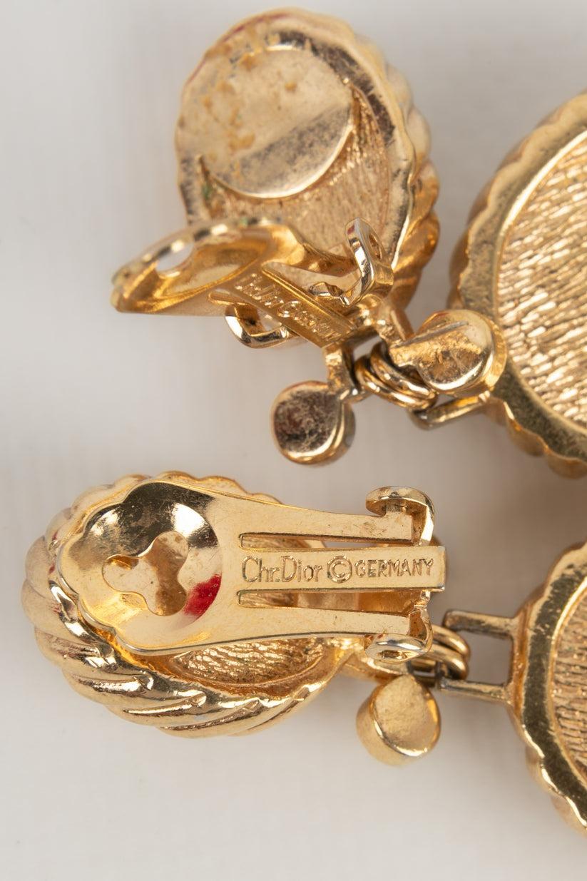 Orecchini a clip in metallo dorato con cabochon perlati di Christian Dior in vendita 1