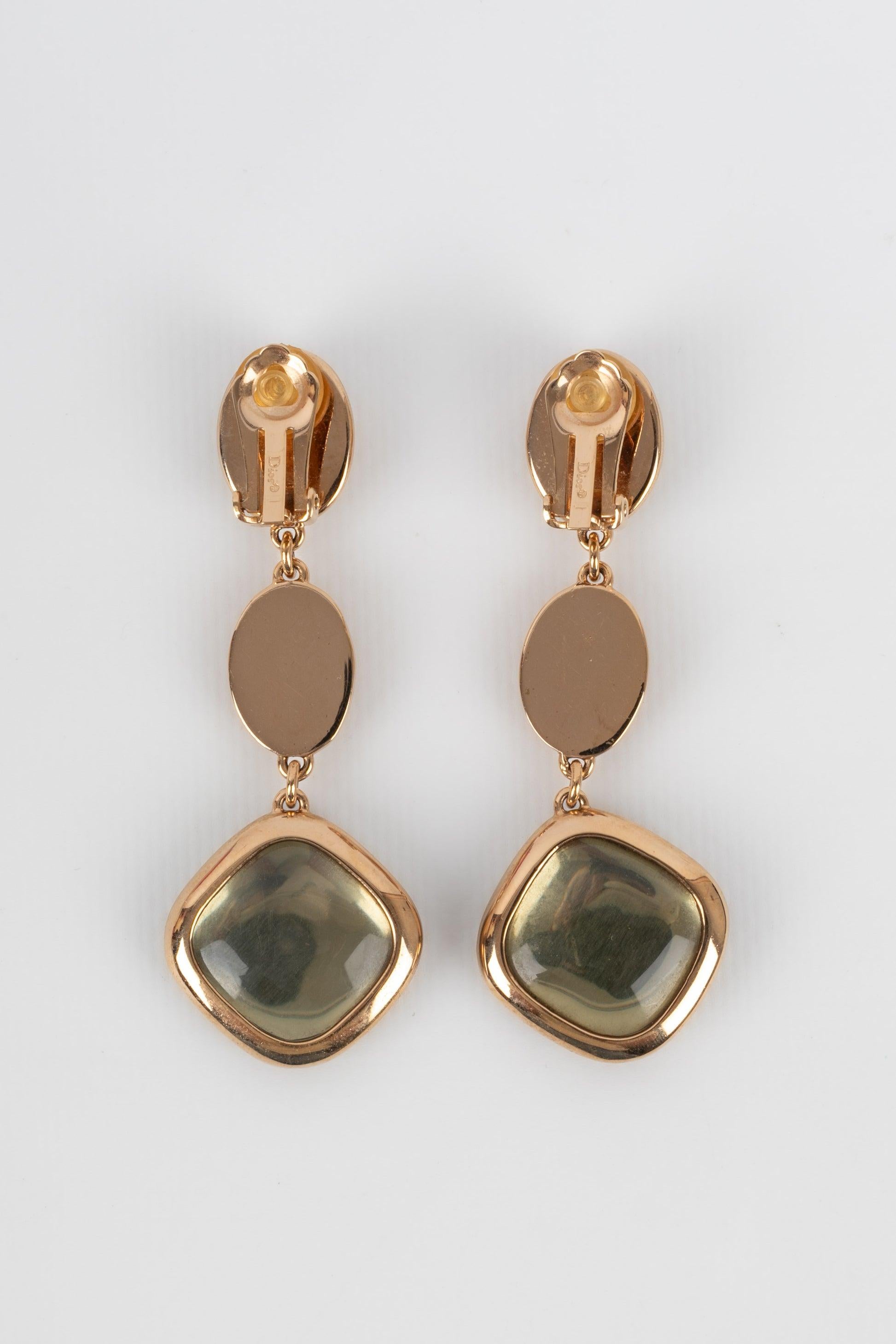 Dior - Golden metal clip-on earrings with resin and glass cabochons.

Additional information:
Condition: Very good condition
Dimensions: Length: 8 cm

Seller Reference: BO183