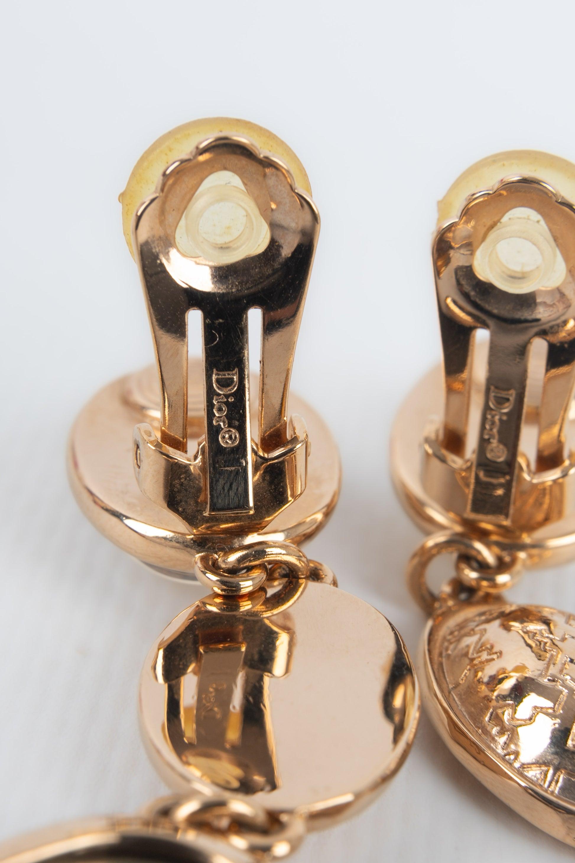 Christian Dior Goldene Metall-Ohrclips mit Harz- und Glas-Cabochons Damen im Angebot