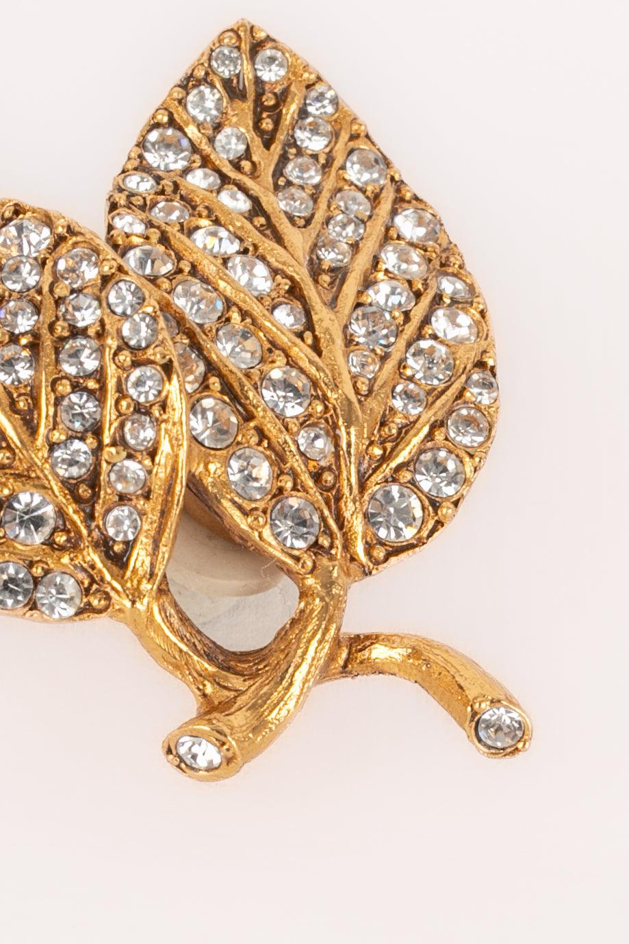 Orecchini a clip in metallo dorato con strass di Christian Dior In condizioni ottime in vendita a SAINT-OUEN-SUR-SEINE, FR