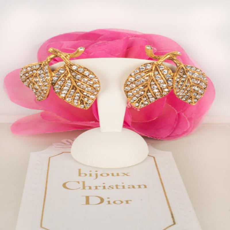 Orecchini a clip in metallo dorato con strass di Christian Dior in vendita 3