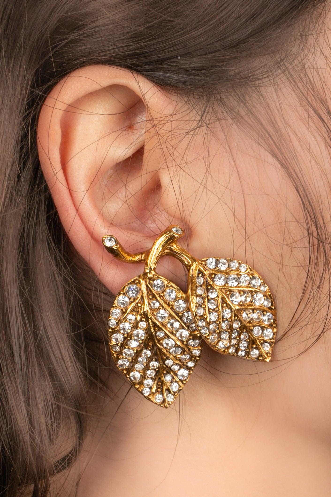 Orecchini a clip in metallo dorato con strass di Christian Dior in vendita 4