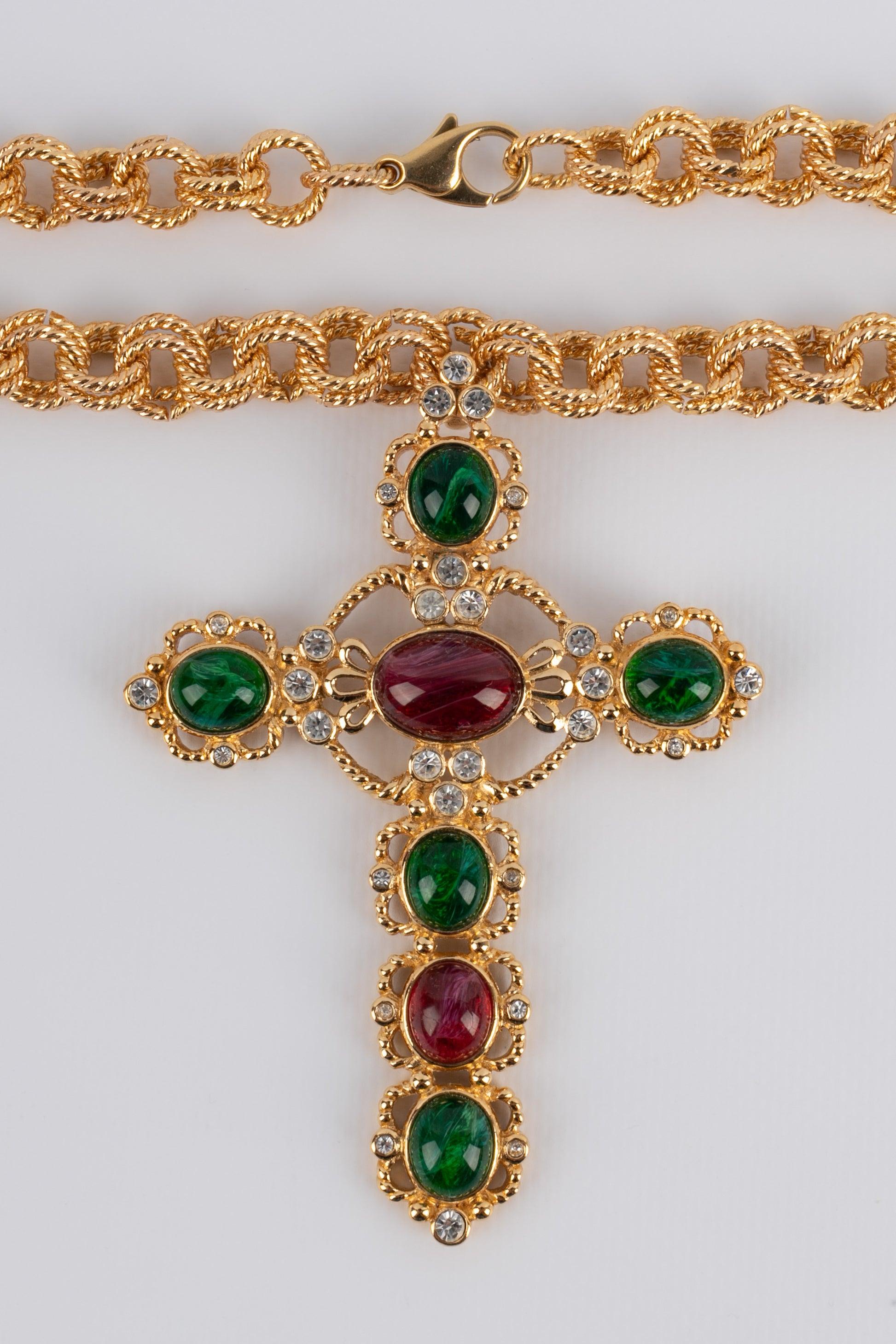 Christian Dior - Collier croix en métal doré Excellent état - En vente à SAINT-OUEN-SUR-SEINE, FR