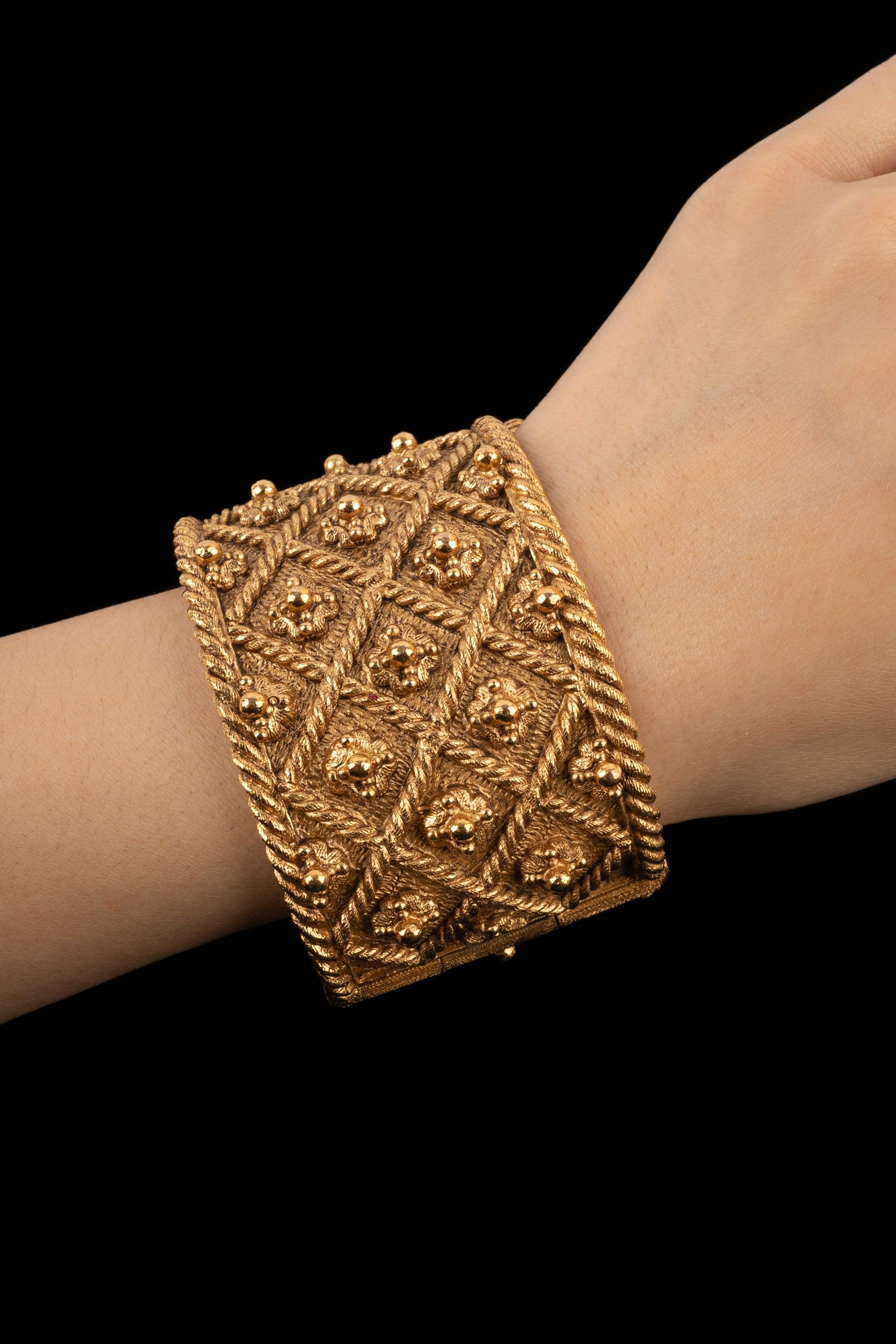 Christian Dior Golden Metal Cuff Bracelet In Excellent Condition In SAINT-OUEN-SUR-SEINE, FR