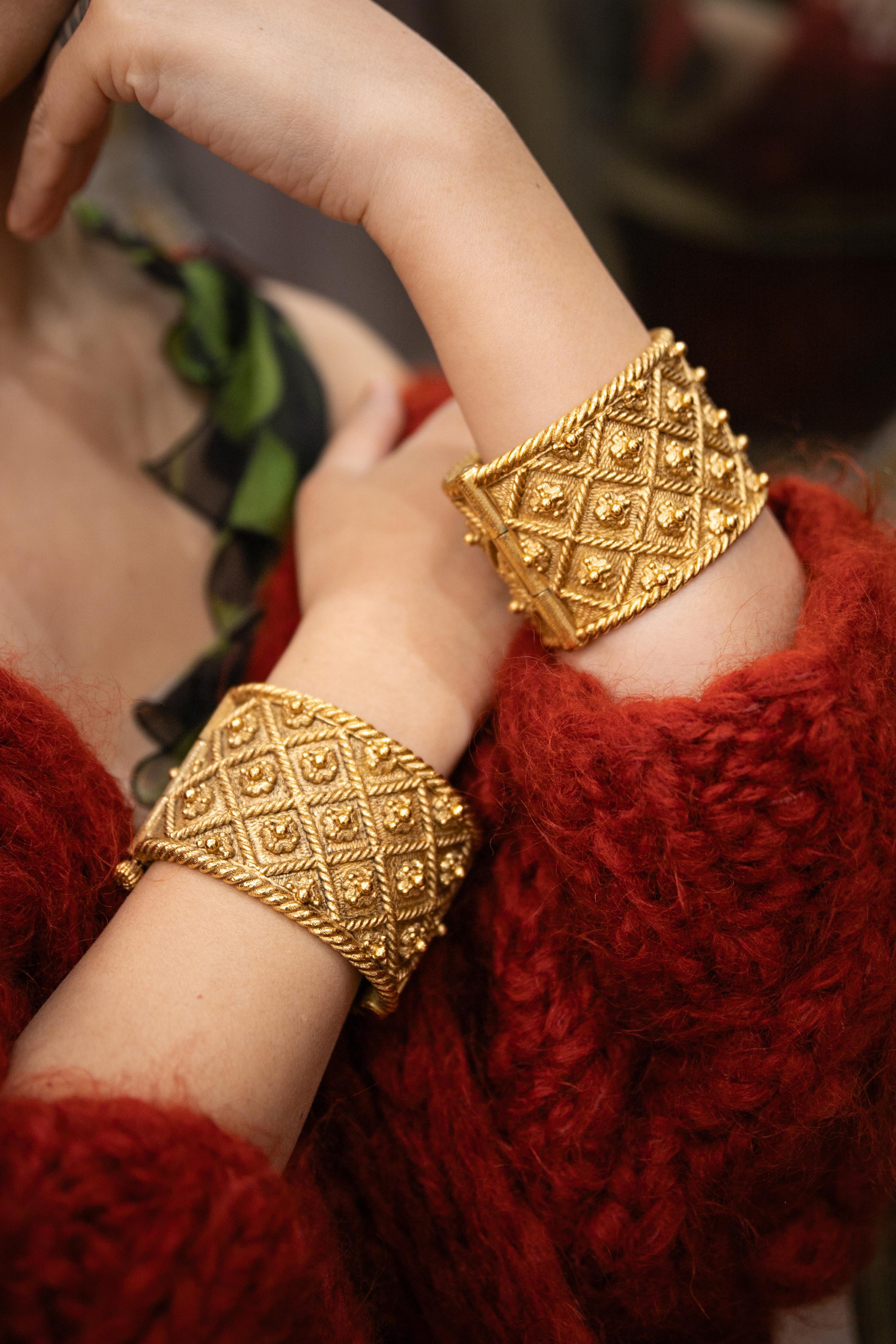Dior - Golden metal cuff bracelet. 1996 circa Collection circa 1996, directed by Gian Franco Ferré.

Additional information:
Condition: Very good condition
Dimensions: Circumference: 17 cm - Opening: 7 cm
Period: 20th Century

Seller Reference: