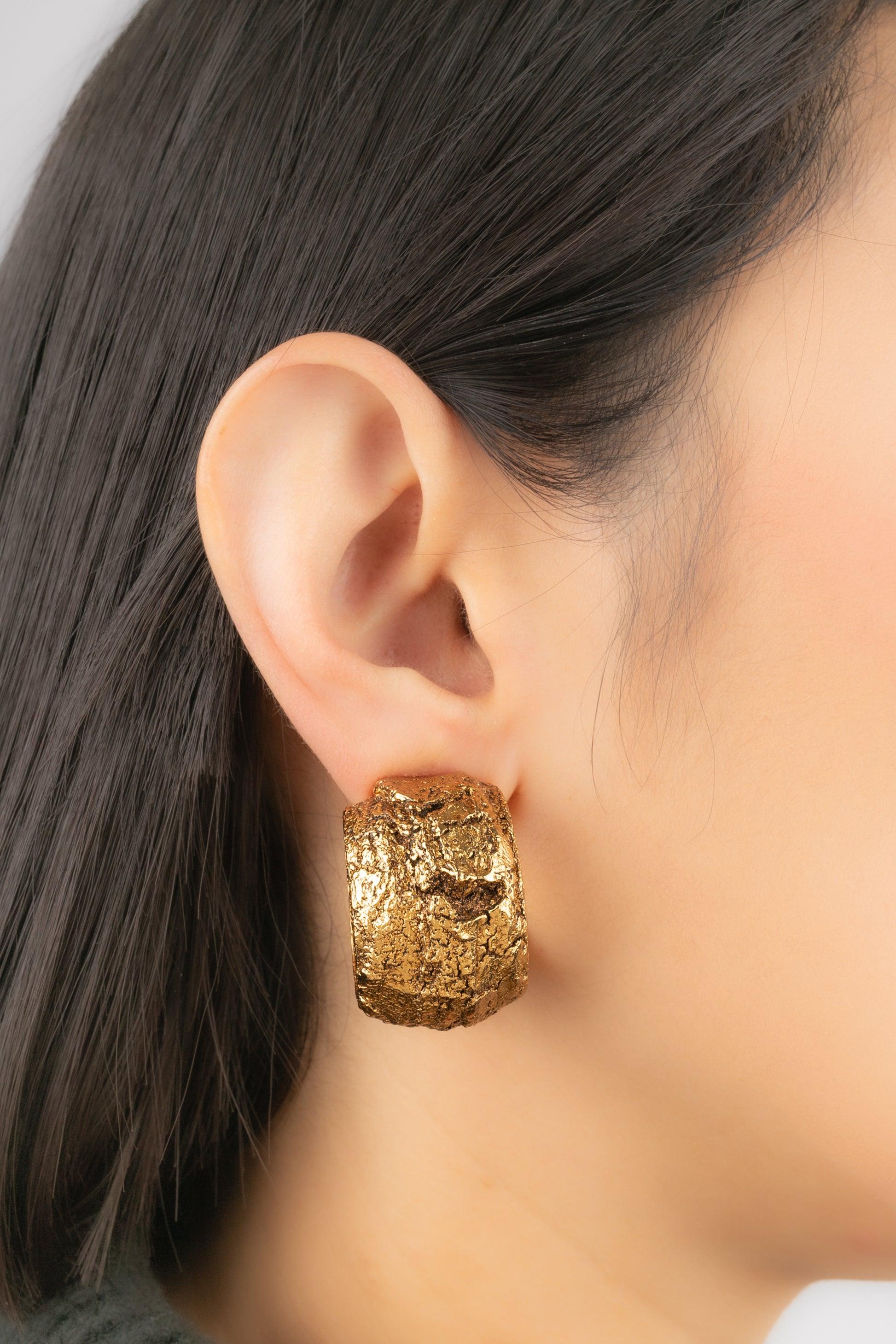 Dior - Golden metal earrings with a wood bark effect.

Additional information:
Condition: Very good condition
Dimensions: Height: 3 cm

Seller Reference: BO409