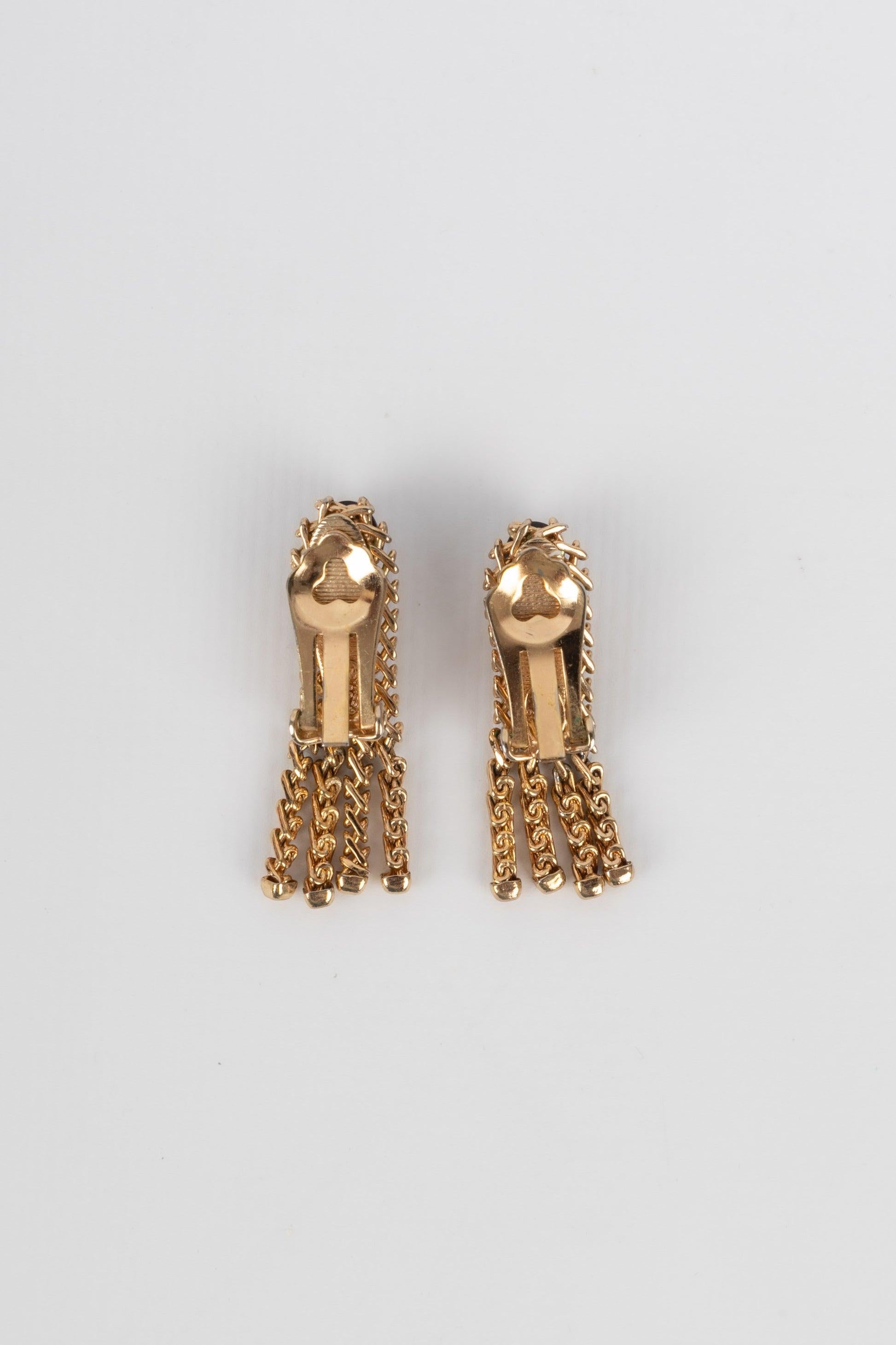 Christian Dior Golden Metal Earrings with Glass-paste Cabochons, 1965 In Excellent Condition For Sale In SAINT-OUEN-SUR-SEINE, FR