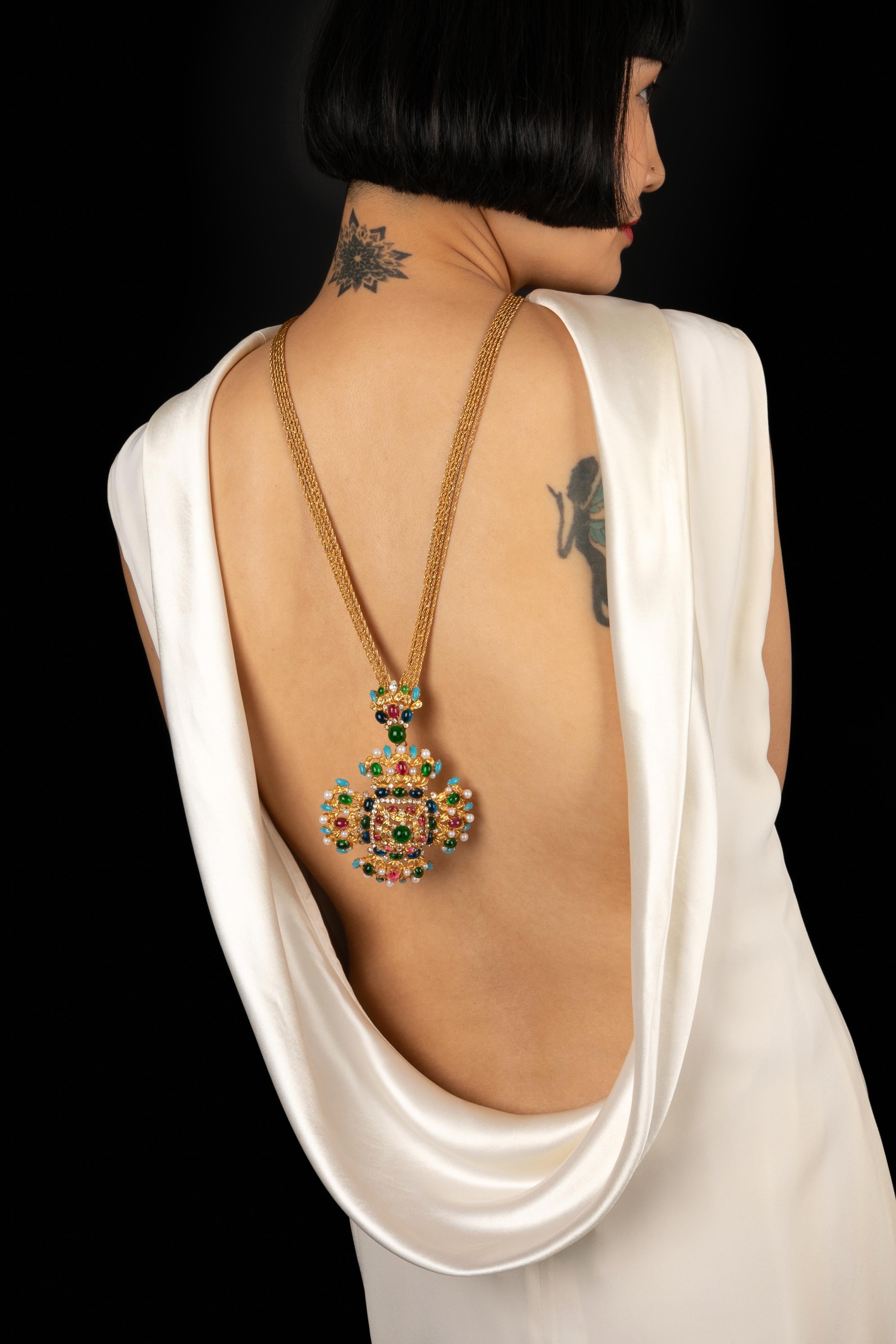 Christian Dior - Collana a più file in metallo dorato legata con una spilla pendente in metallo dorato traforato e cabochon in pasta di vetro multicolore. Collezione 1969.

Informazioni aggiuntive:
Condizioni: Ottime condizioni
Dimensioni: