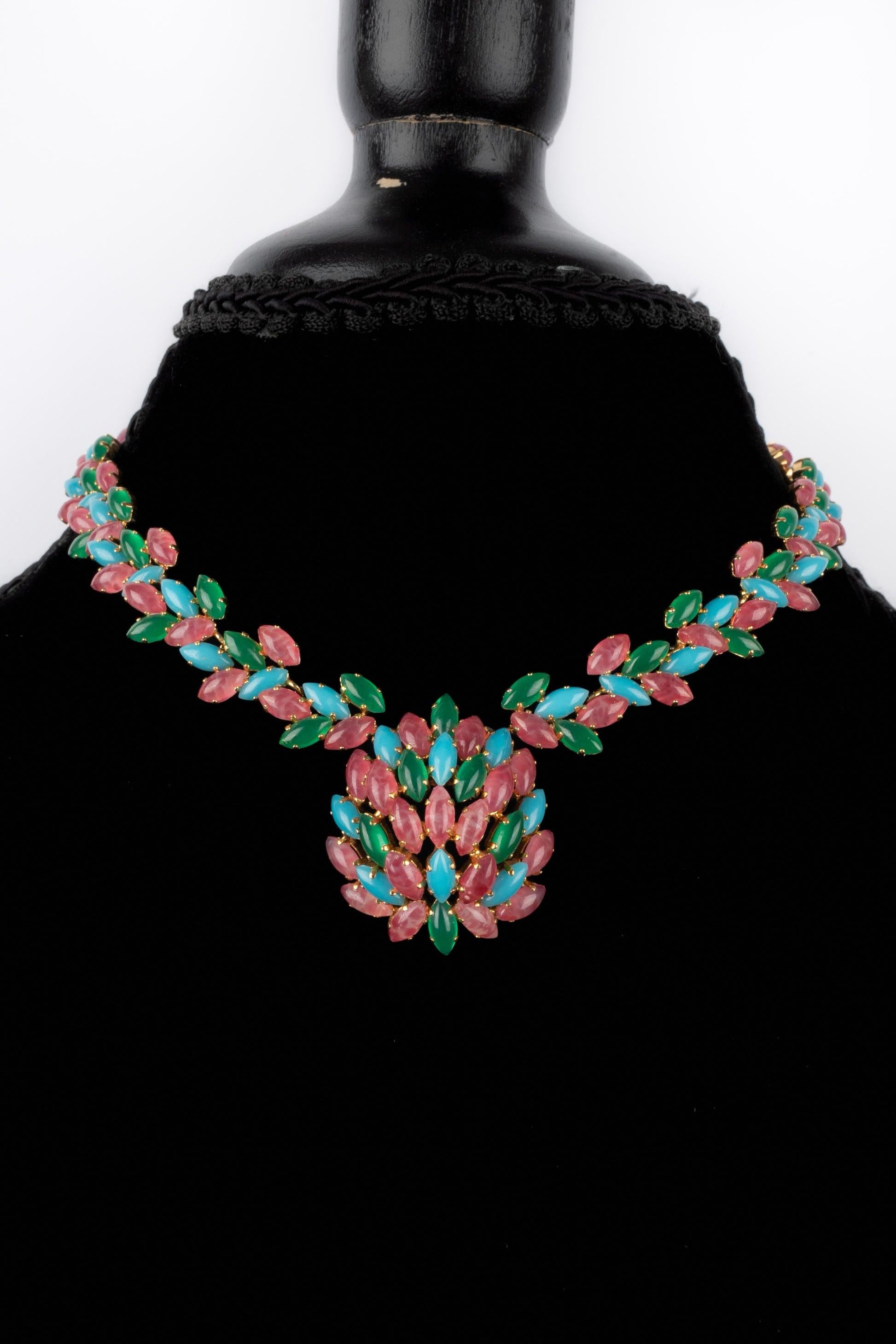 Dior - Golden metal necklace with green, blue, and pink glass paste. 1965 Collection.

Additional information:
Condition: Very good condition
Dimensions: Length: 38 cm
Period: 20th Century

Seller Reference: BC23