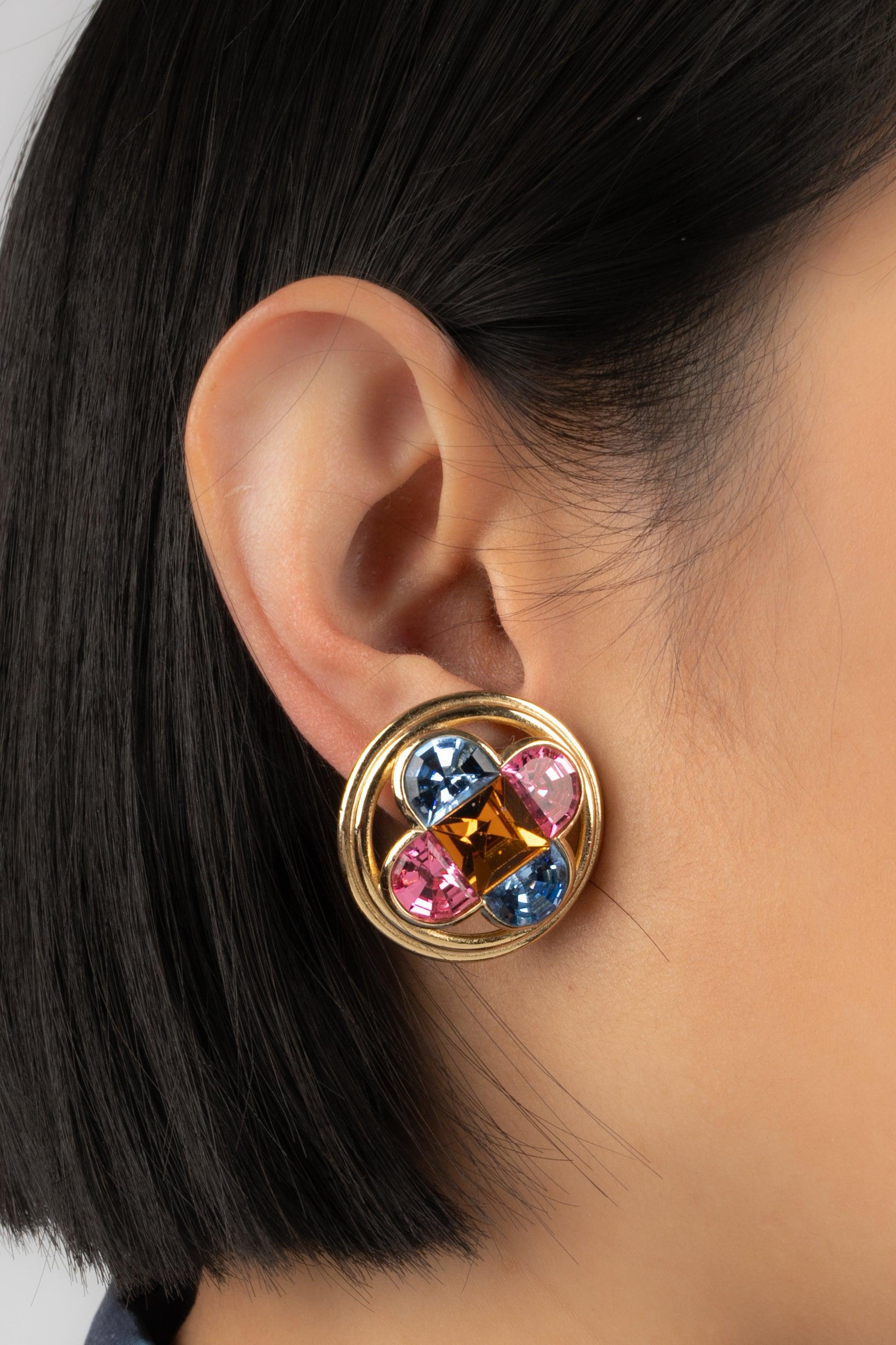 Christian Dior - Golden metal openwork clip-on earrings with multicolored rhinestones.

Additional information:
Condition: Very good condition
Dimensions: Diameter: 3.2 cm

Seller Reference: BO110
