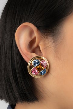 Christian Dior Goldene Metall-Ohrringe mit durchbrochenem Clipon und mehrfarbigen Strasssteinen